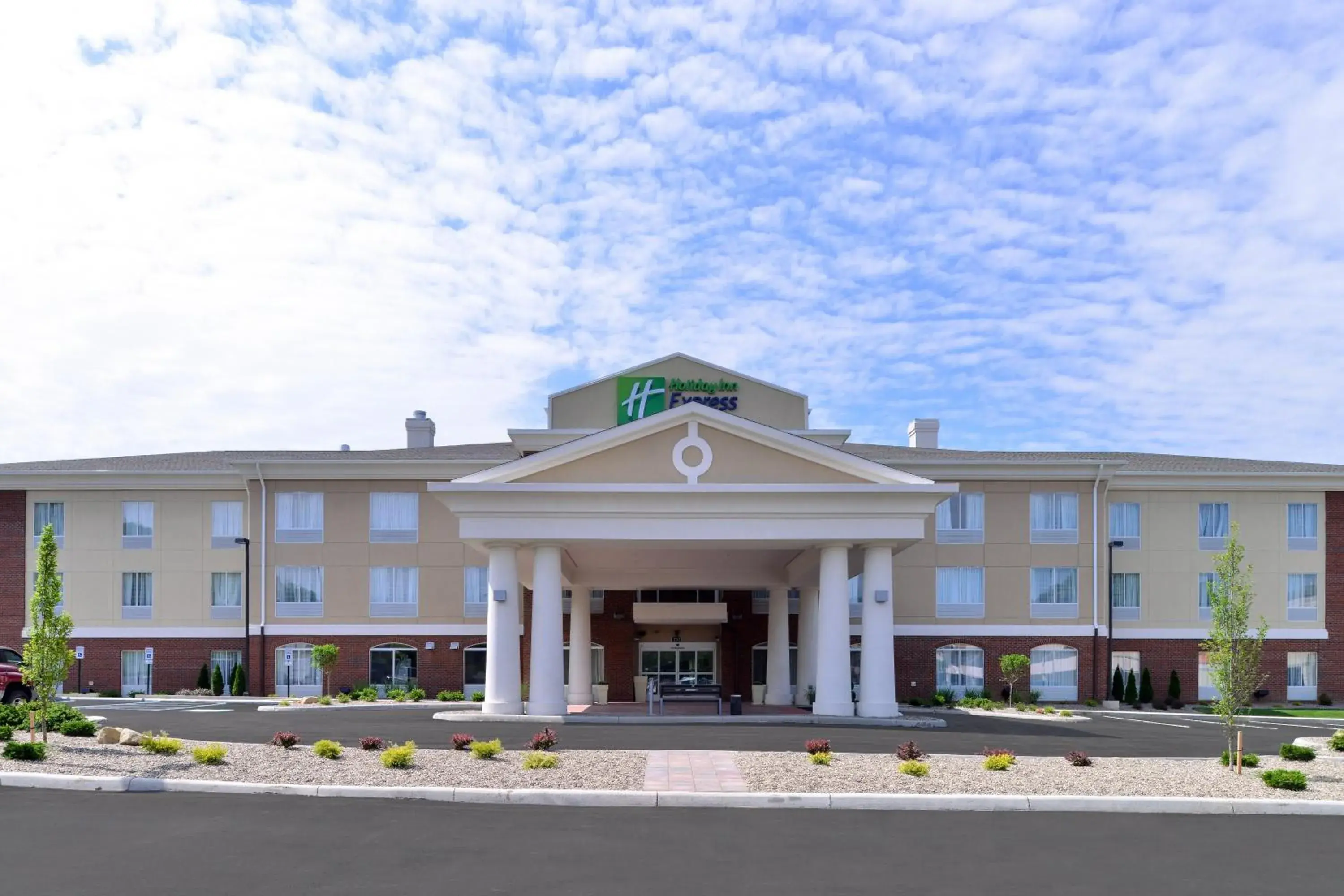 Property building in Holiday Inn Express & Suites New Martinsville by IHG Property building in Holiday Inn Express & Suites New Martinsville by IHG
