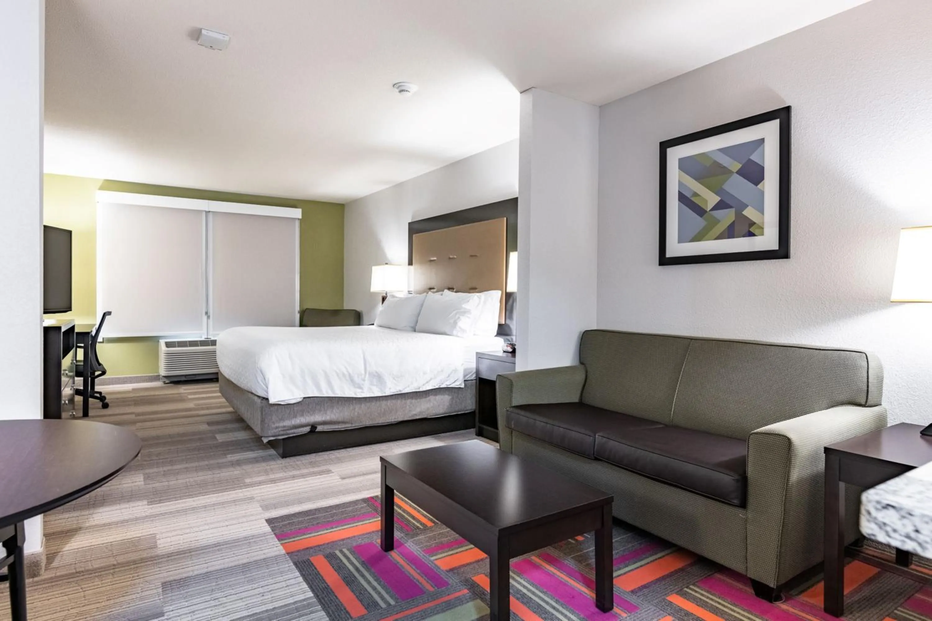 Photo of the whole room, Bed in Holiday Inn Express & Suites New Martinsville by IHG