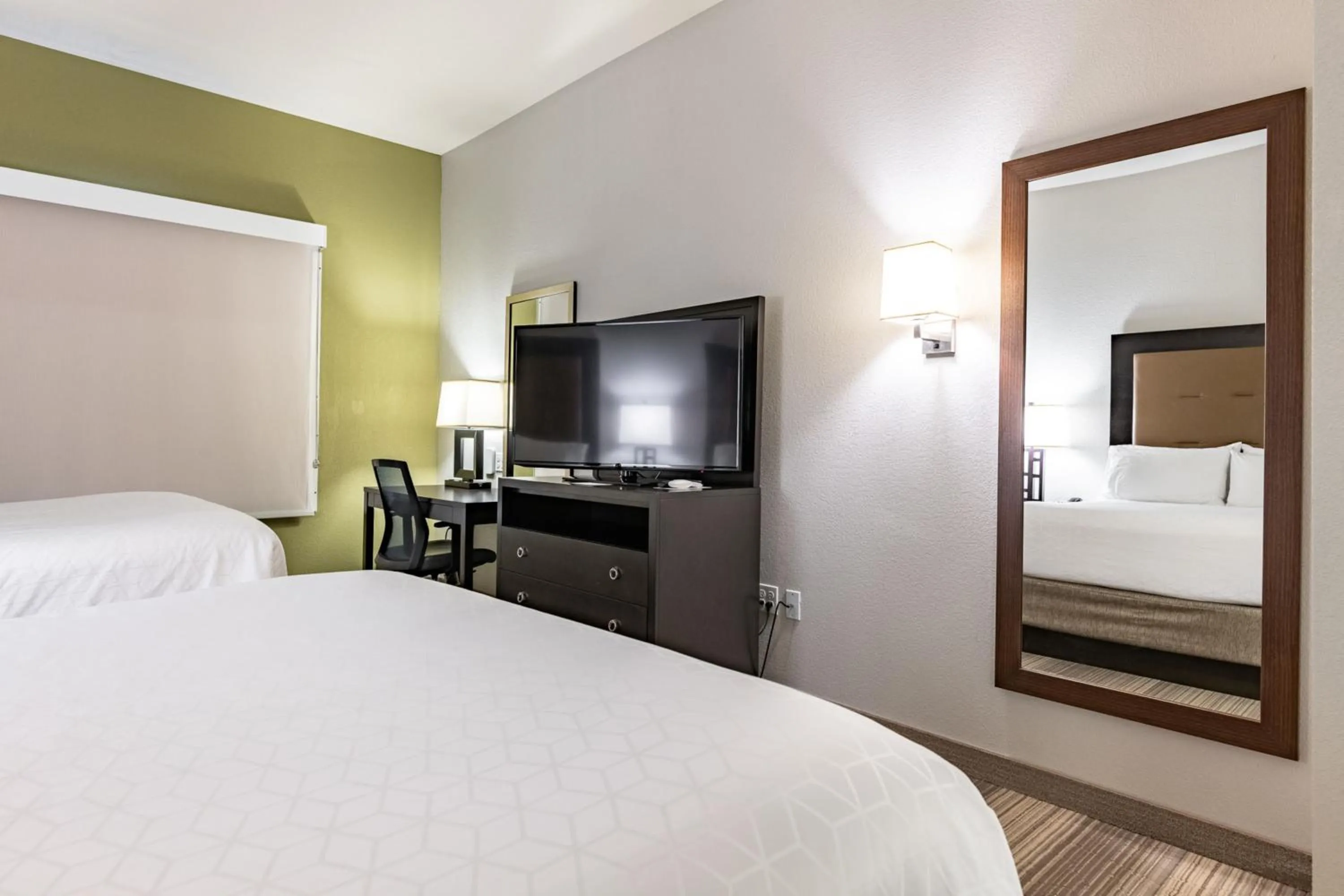 Photo of the whole room, Bed in Holiday Inn Express & Suites New Martinsville by IHG
