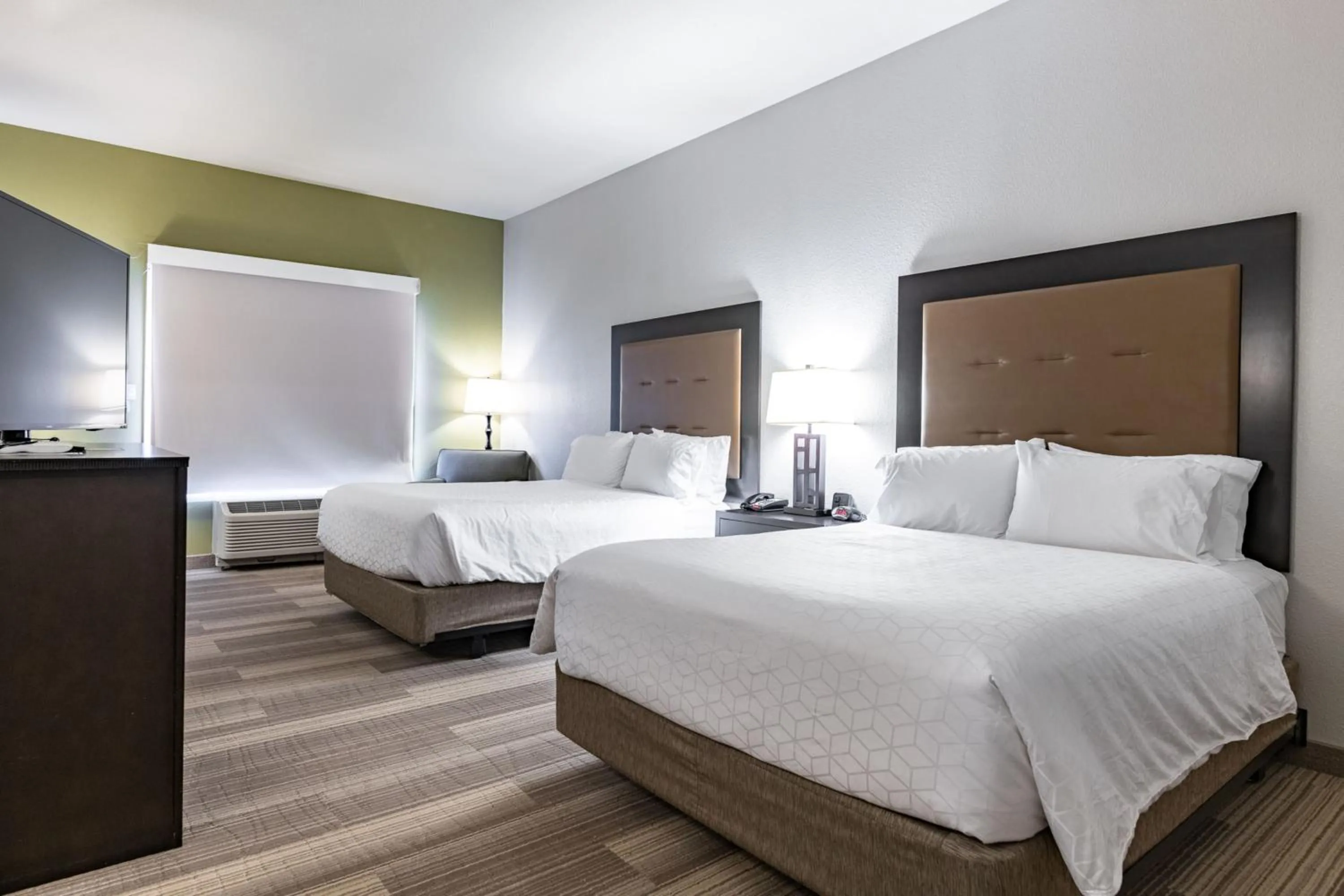 Photo of the whole room, Bed in Holiday Inn Express & Suites New Martinsville by IHG
