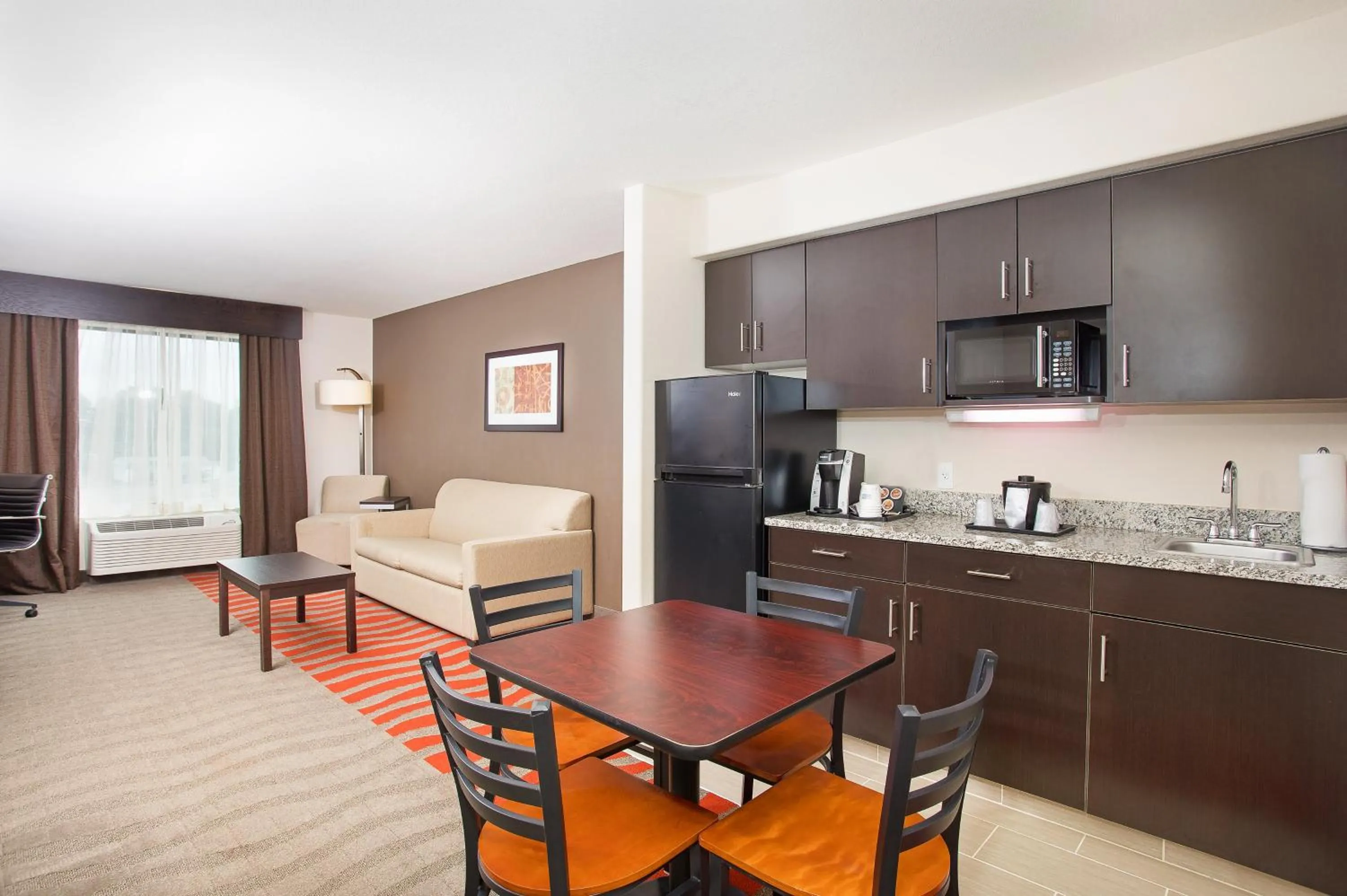 Photo of the whole room in Holiday Inn Express Hotel & Suites Glasgow by IHG