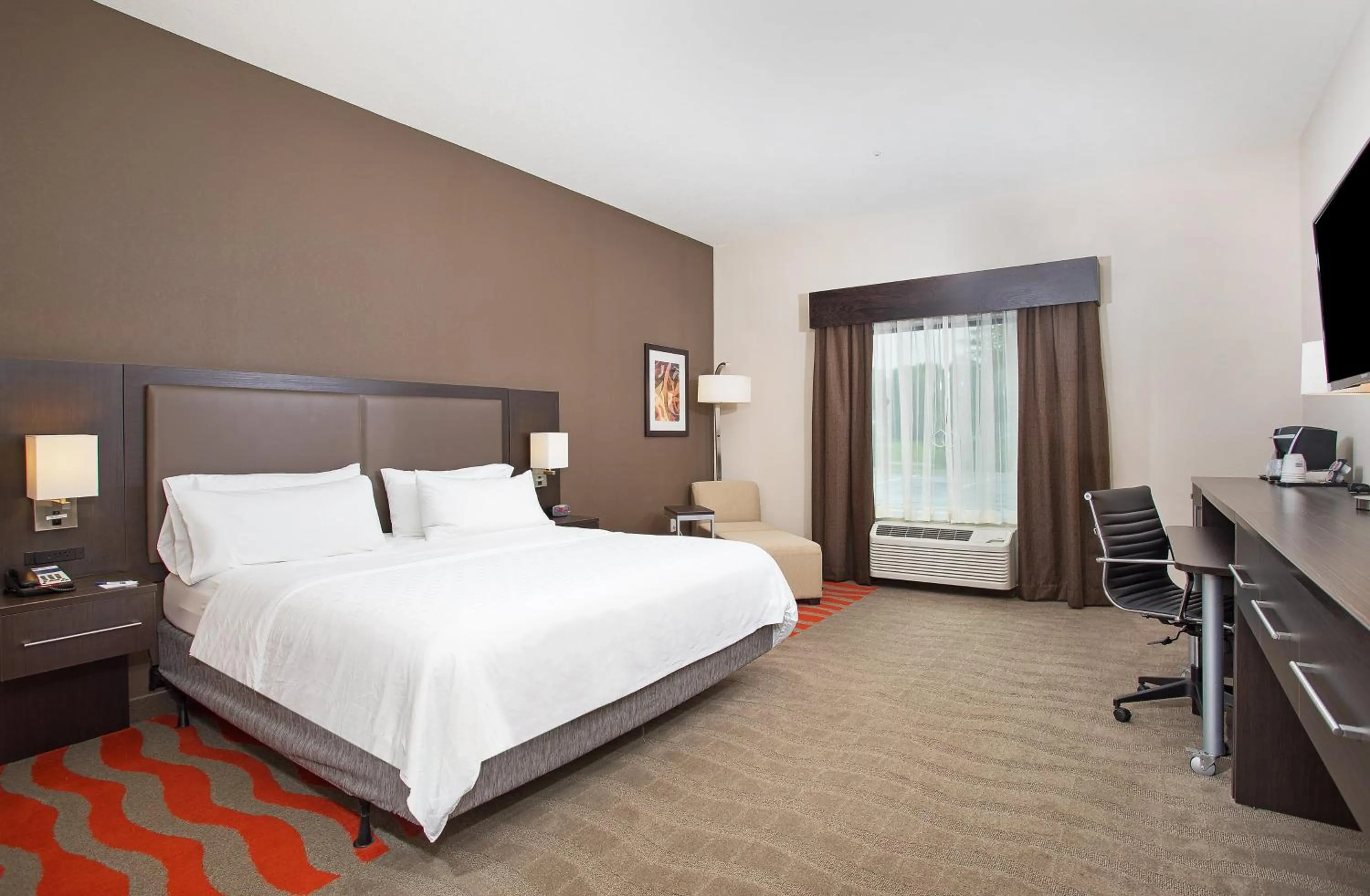 Photo of the whole room, Bed in Holiday Inn Express Hotel & Suites Glasgow by IHG