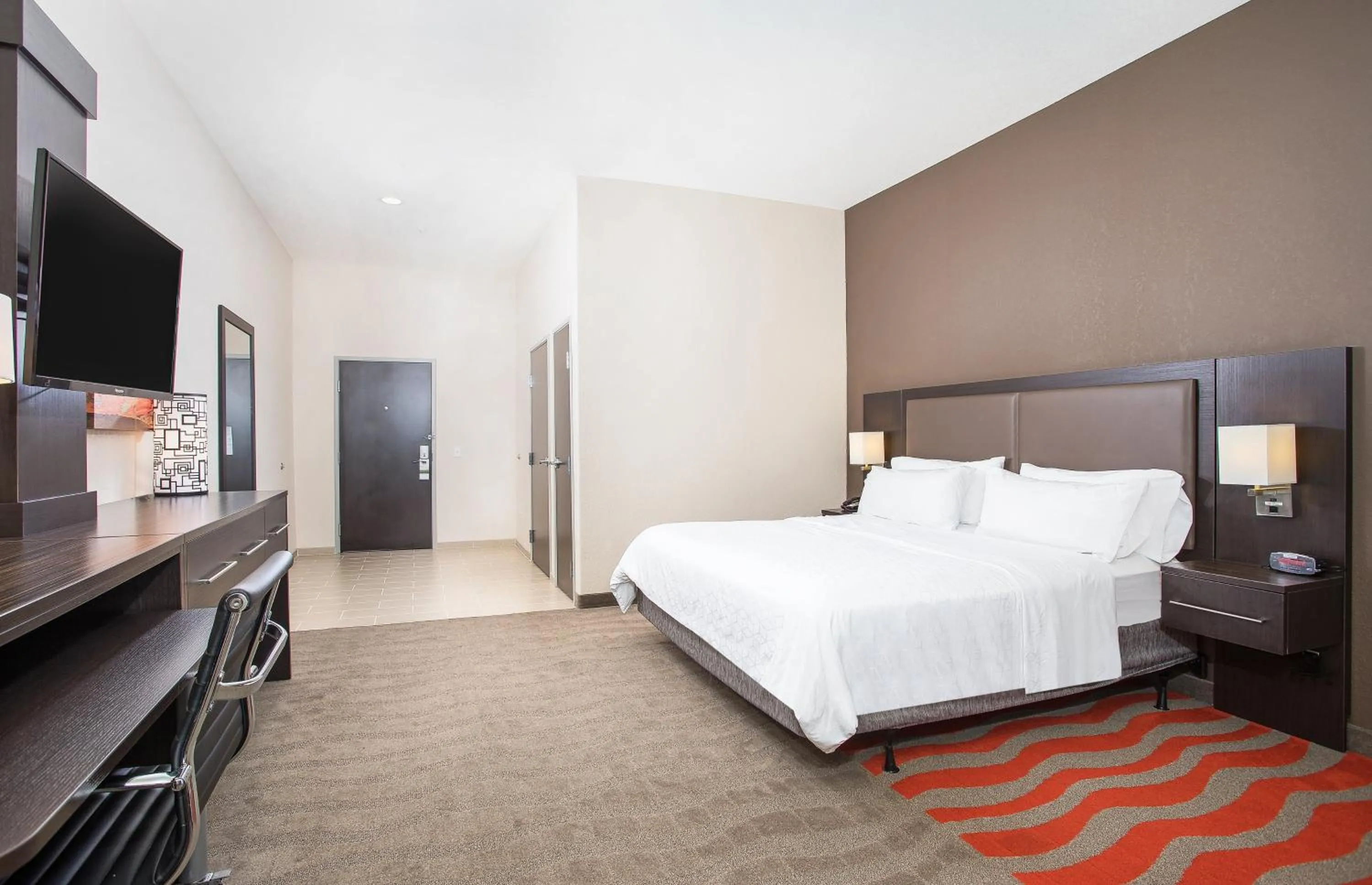 Photo of the whole room, Bed in Holiday Inn Express Hotel & Suites Glasgow by IHG