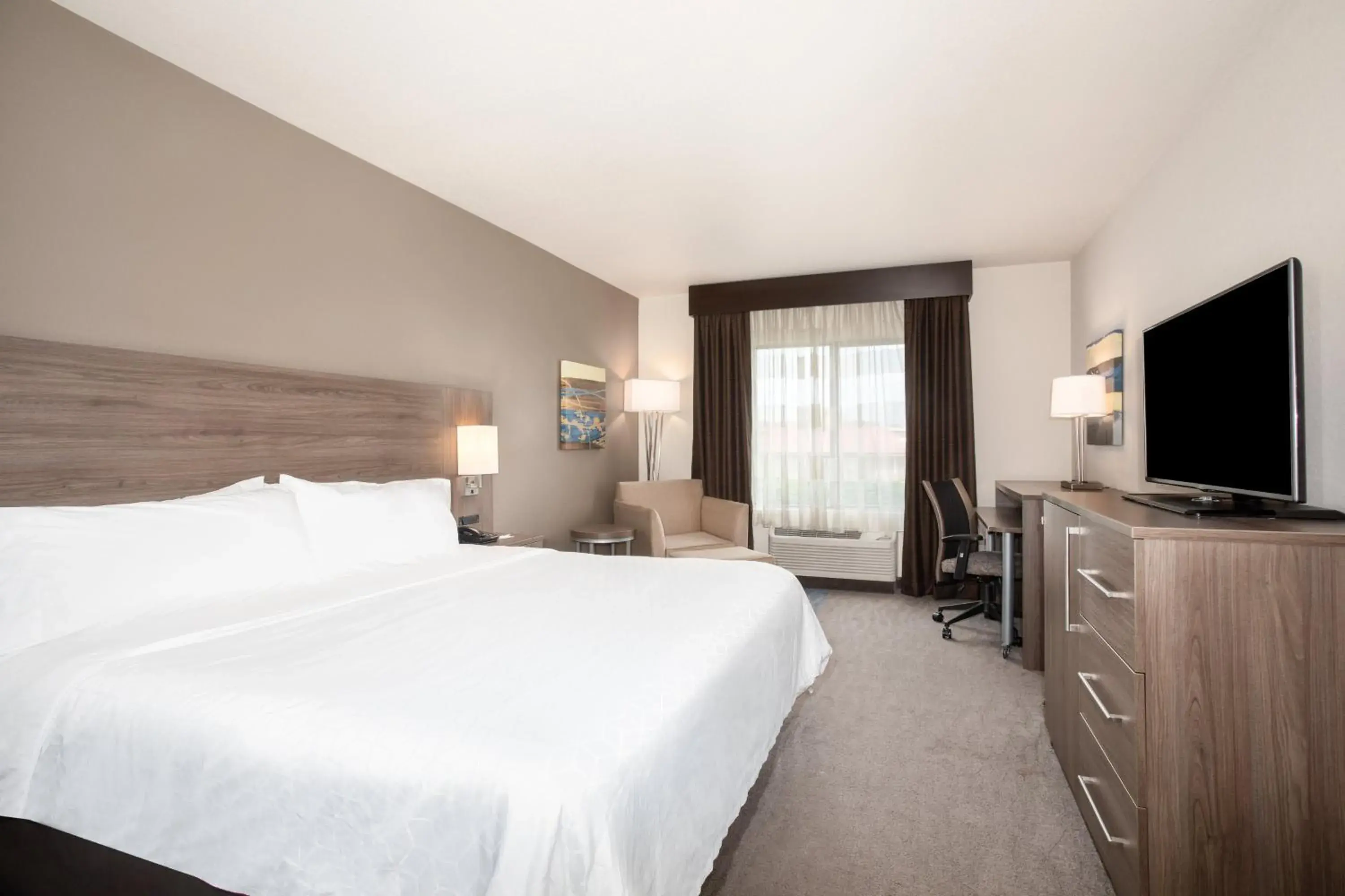 Standard King Room in Holiday Inn Express & Suites Manhattan by IHG Standard King Room in Holiday Inn Express & Suites Manhattan by IHG