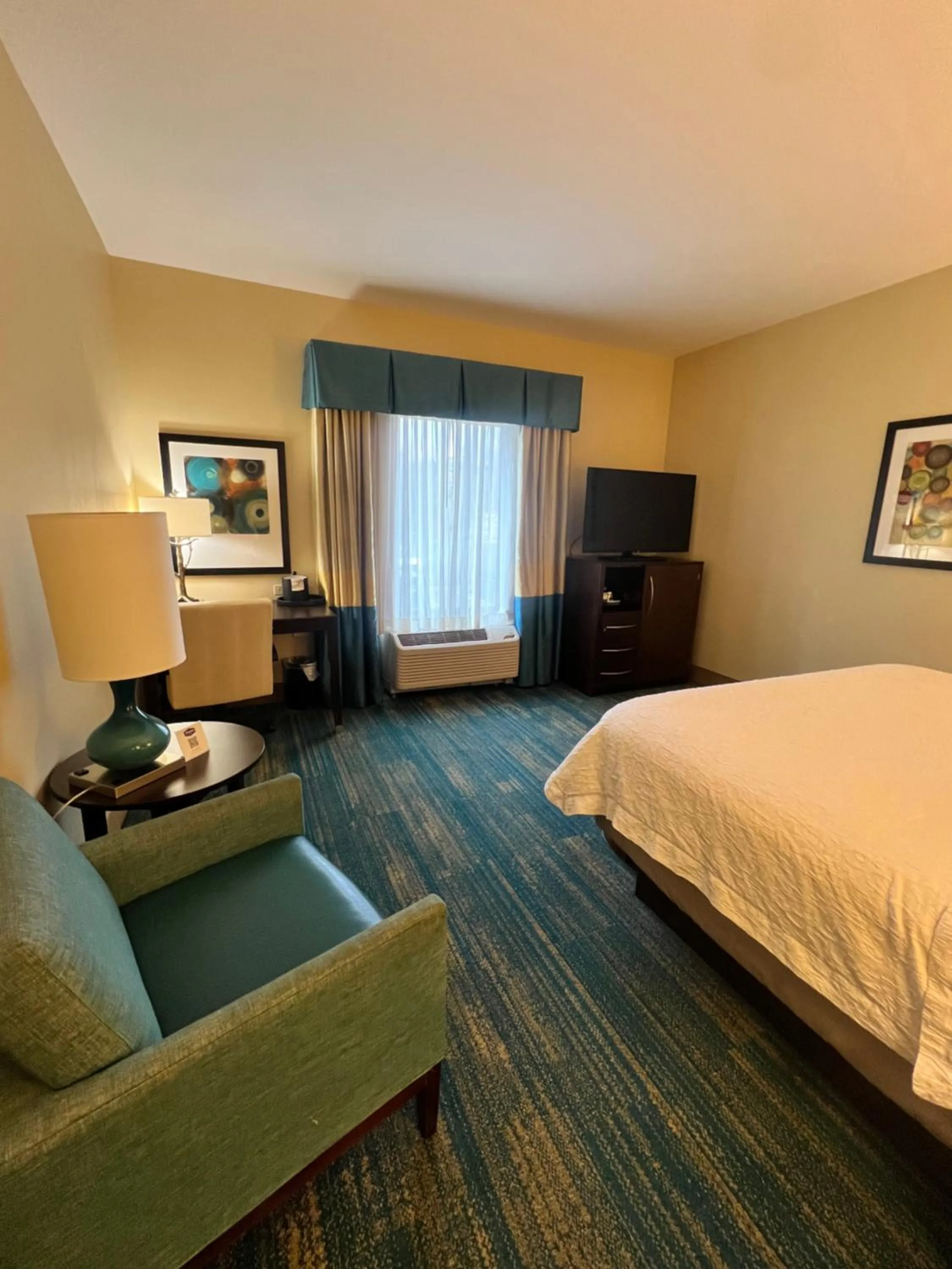 Bed in Hampton Inn & Suites Stroudsburg Bartonsville Poconos