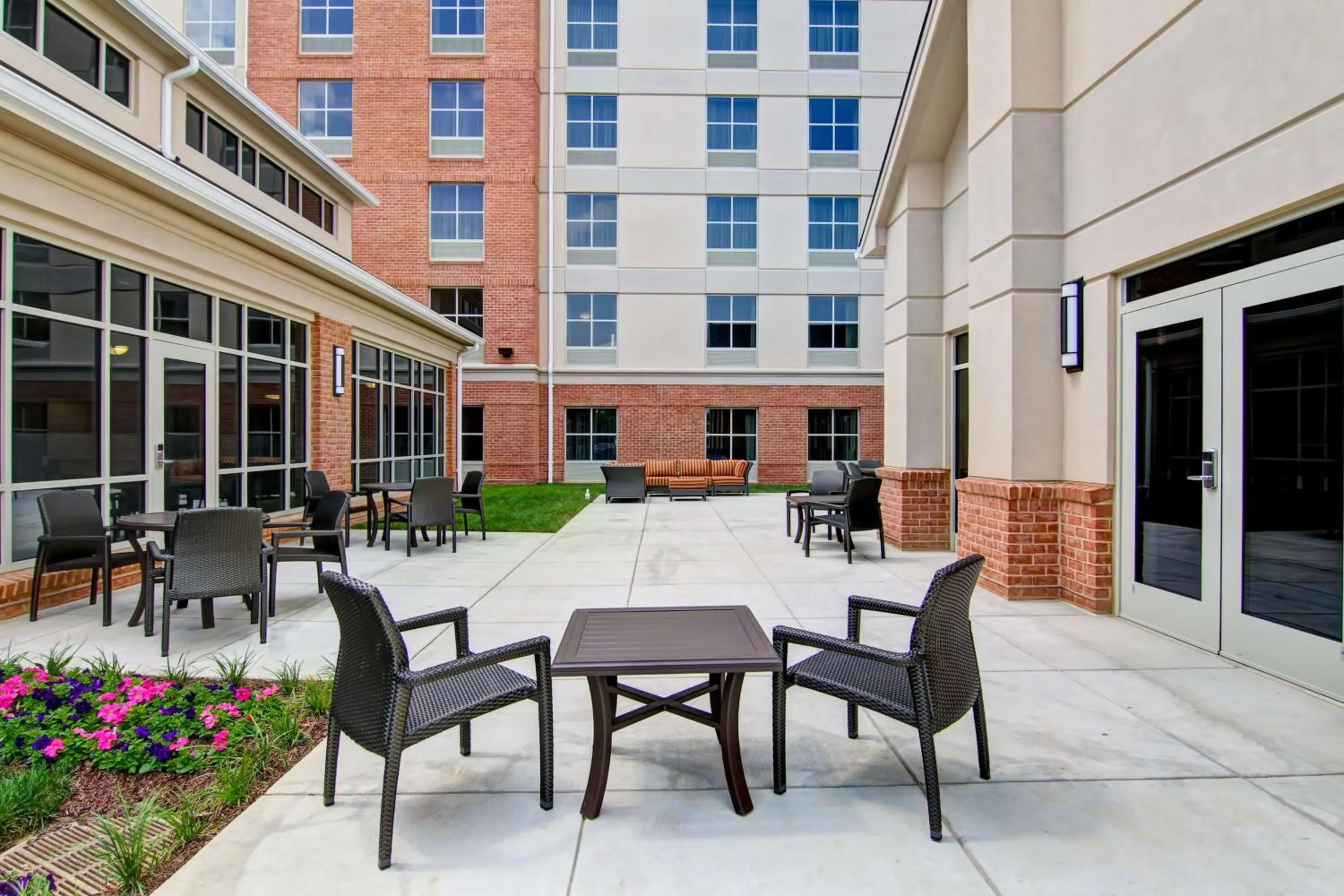 Patio in Homewood Suites by Hilton Woodbridge
