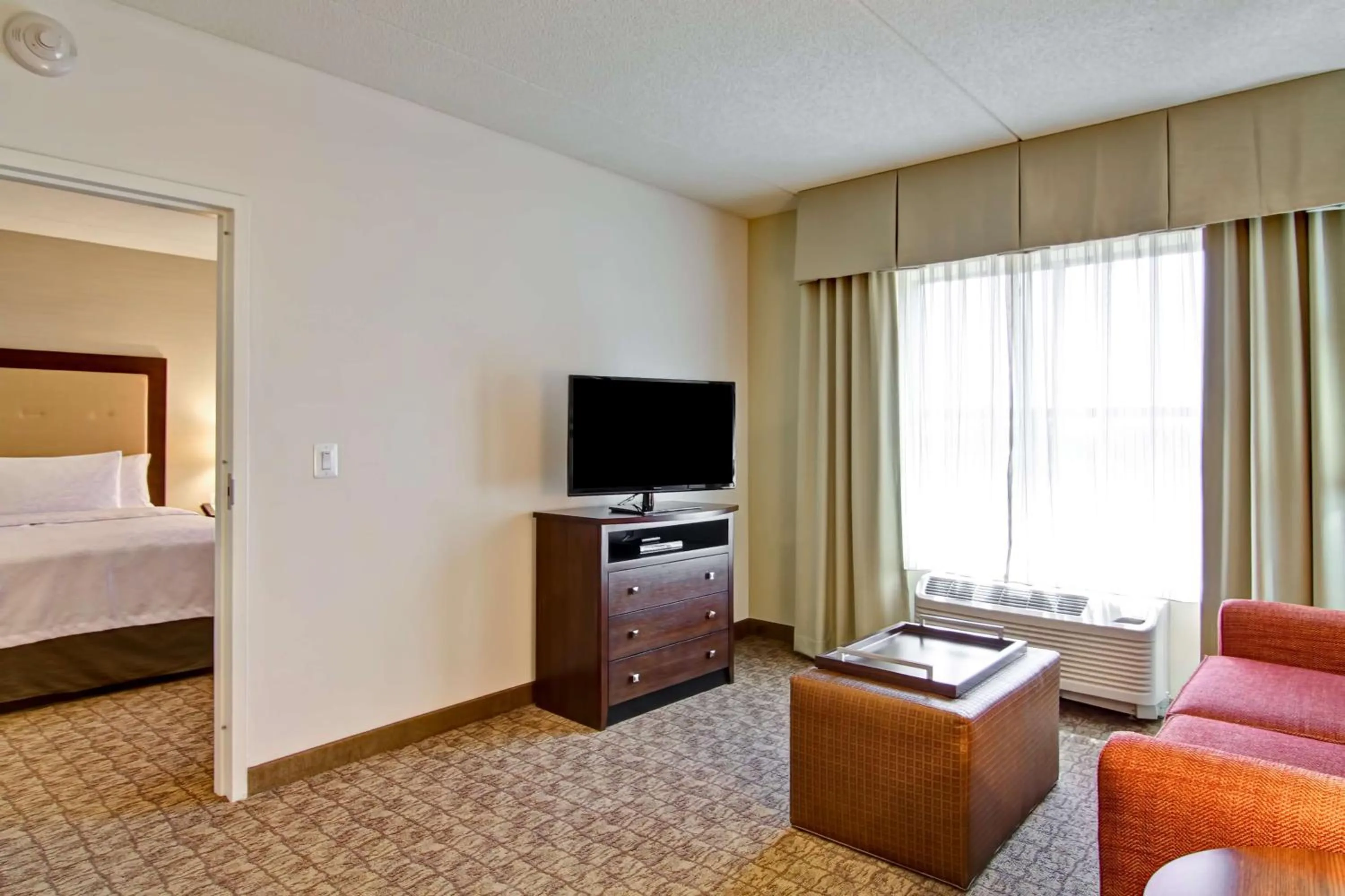 Living room, Bed in Homewood Suites by Hilton Woodbridge