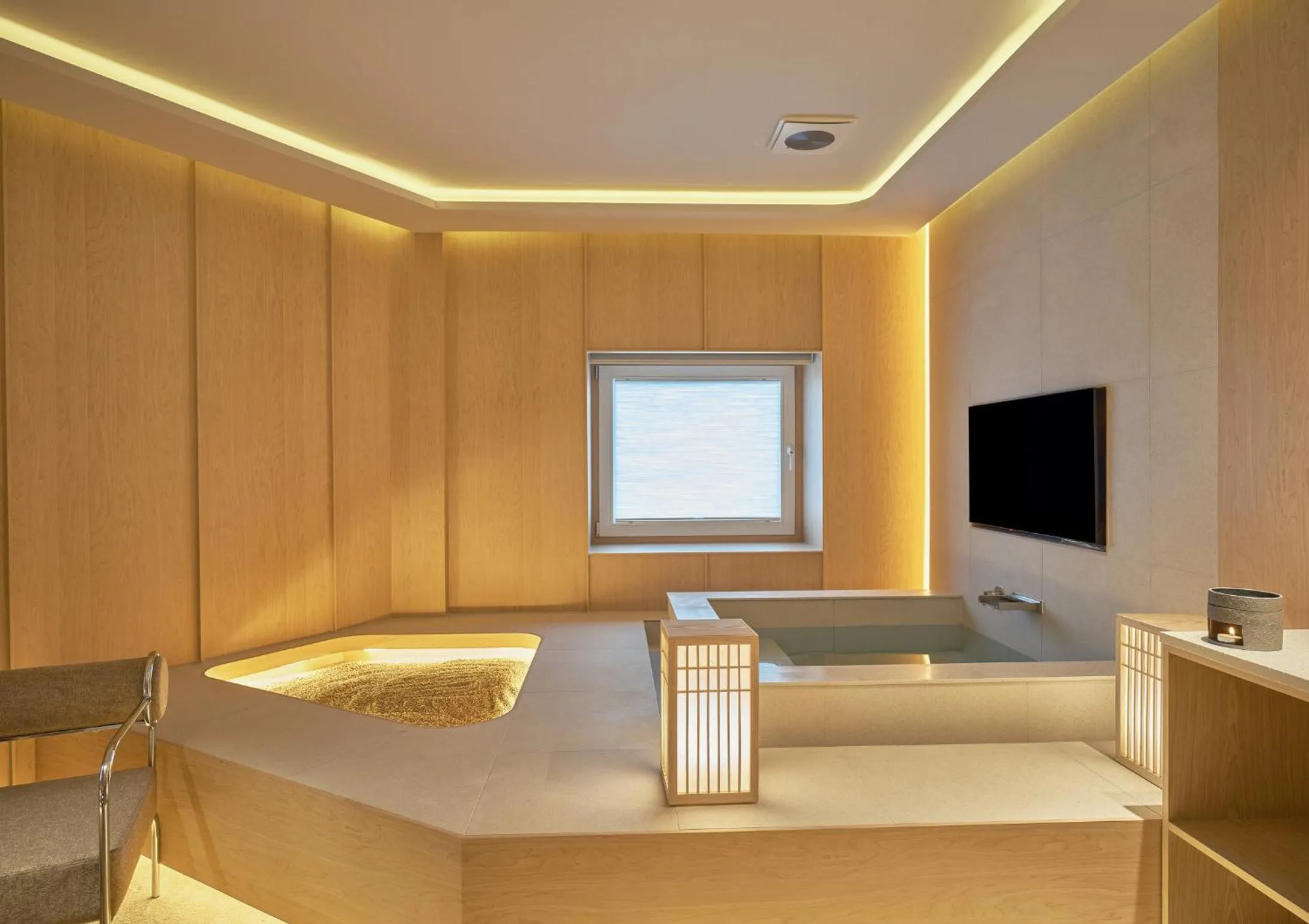 Photo of the whole room, Bed in UH Continental CenterPoint