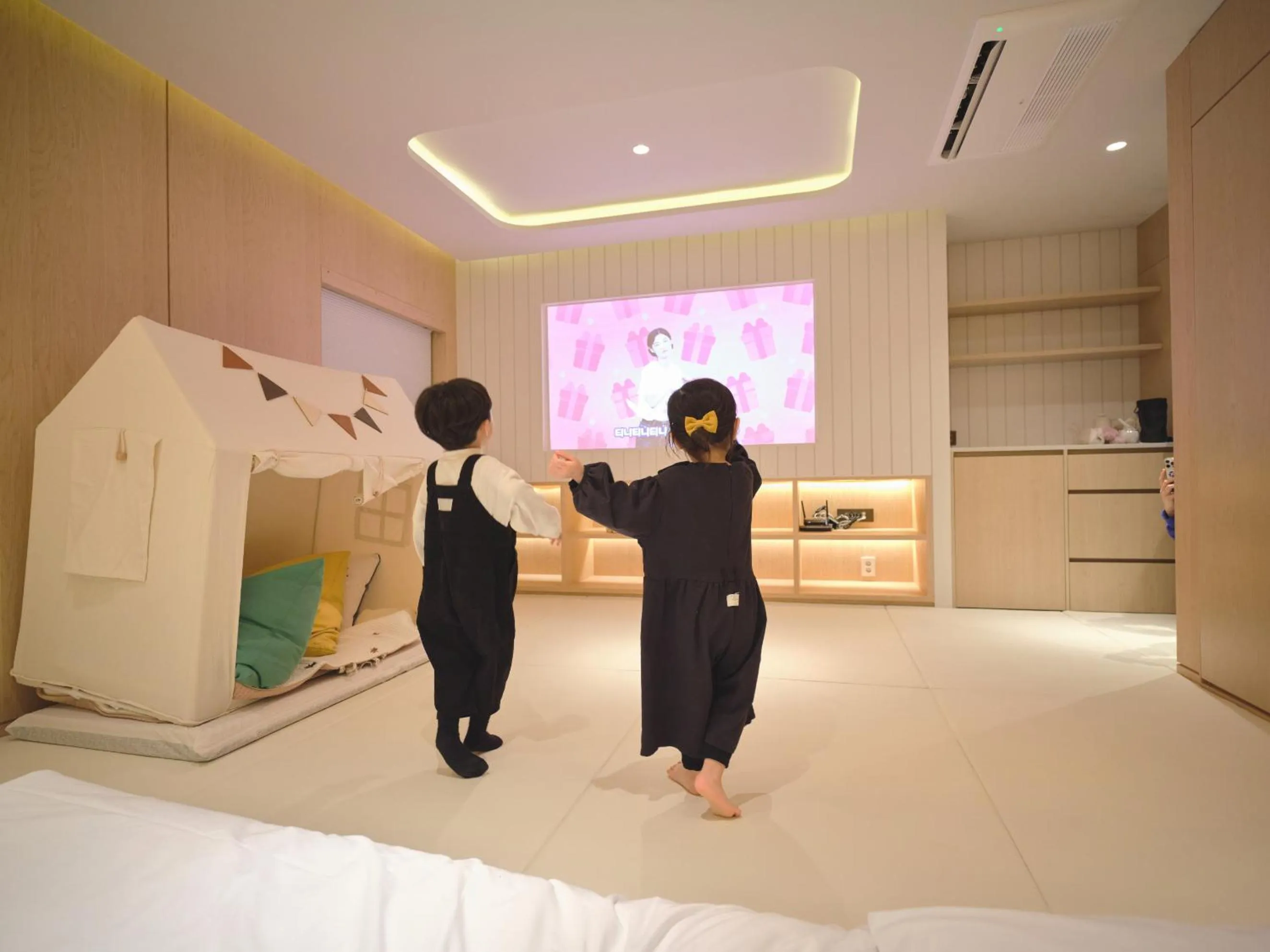 People in UH Continental CenterPoint