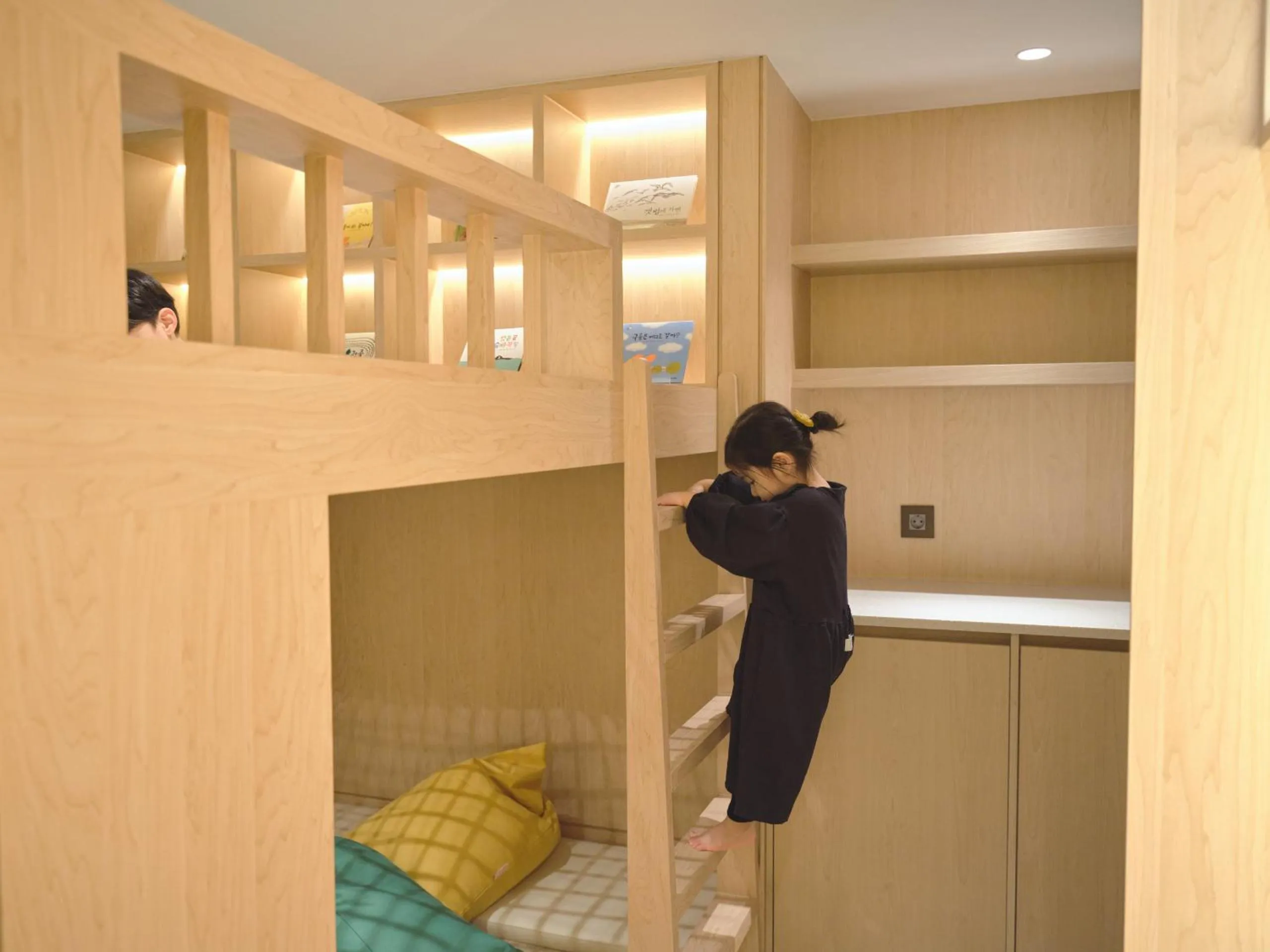 People in UH Continental CenterPoint