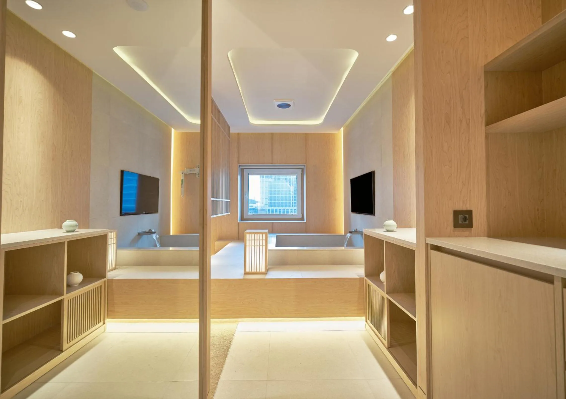 Photo of the whole room, Bed in UH Continental CenterPoint