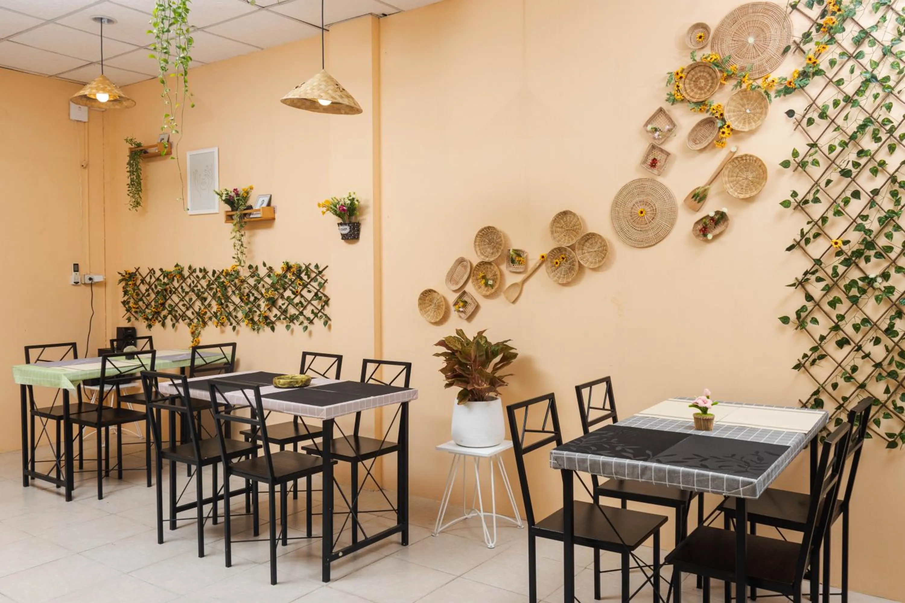 Restaurant/places to eat in Taw Win Place