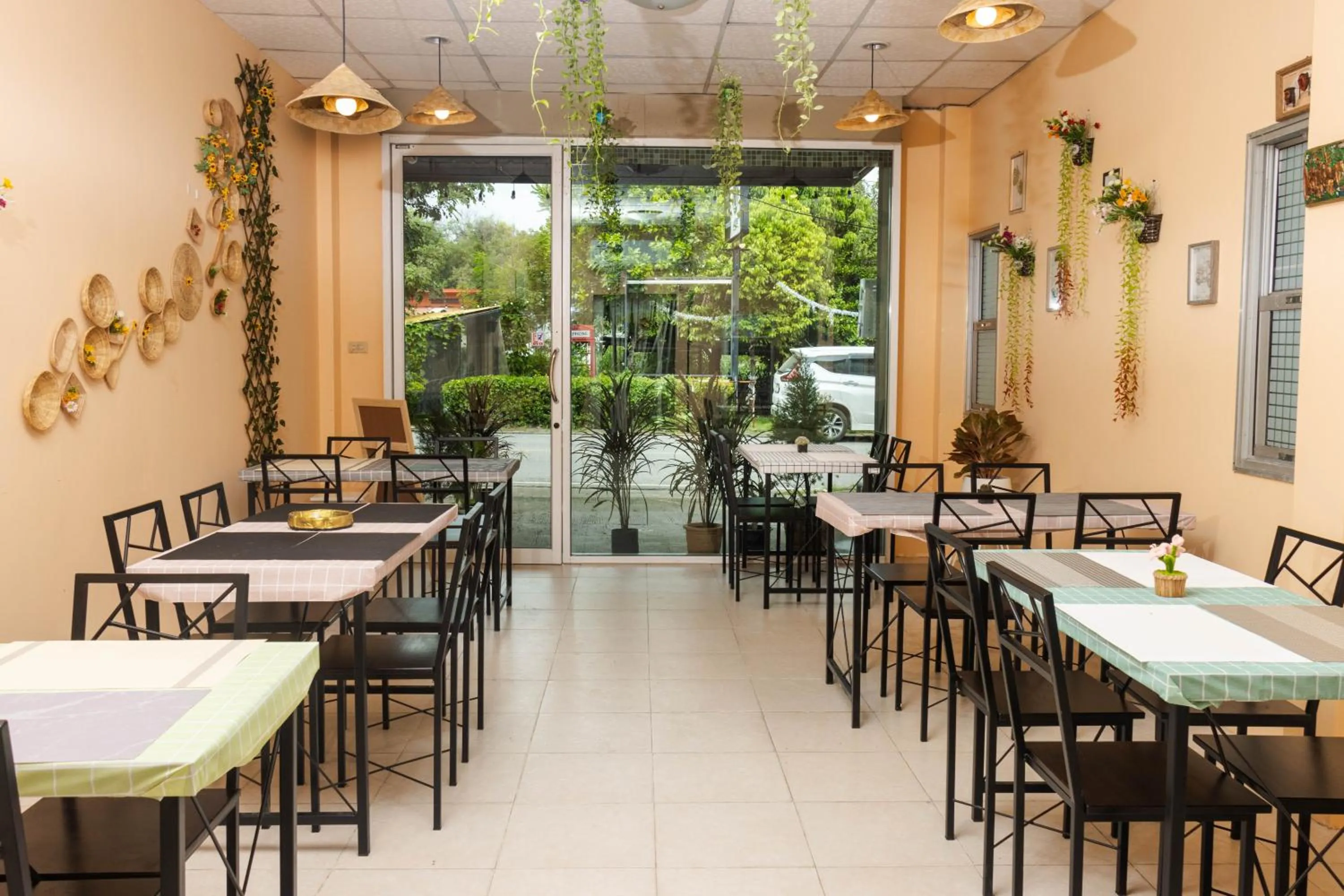 Restaurant/places to eat in Taw Win Place