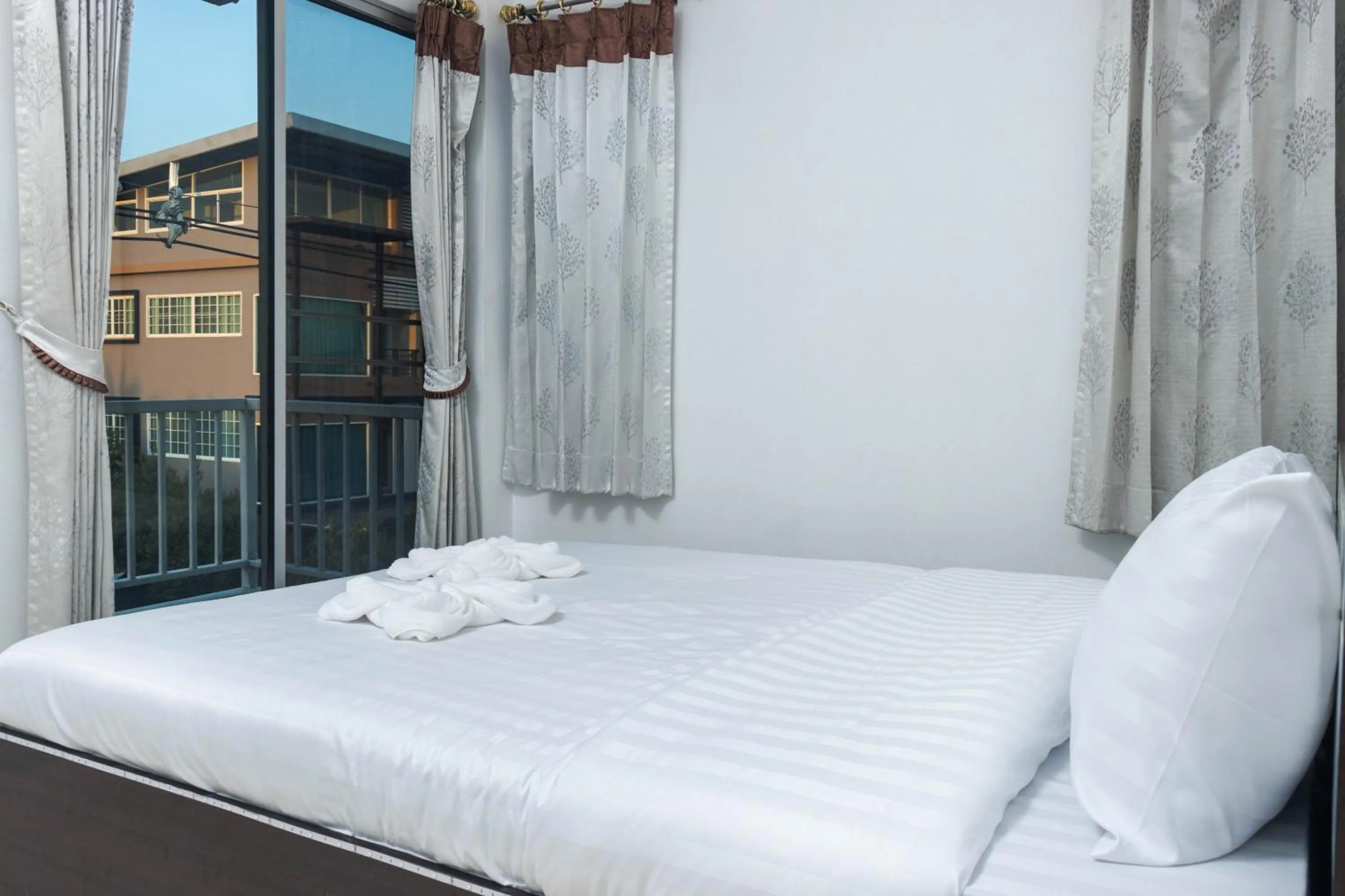 Photo of the whole room, Bed in Taw Win Place