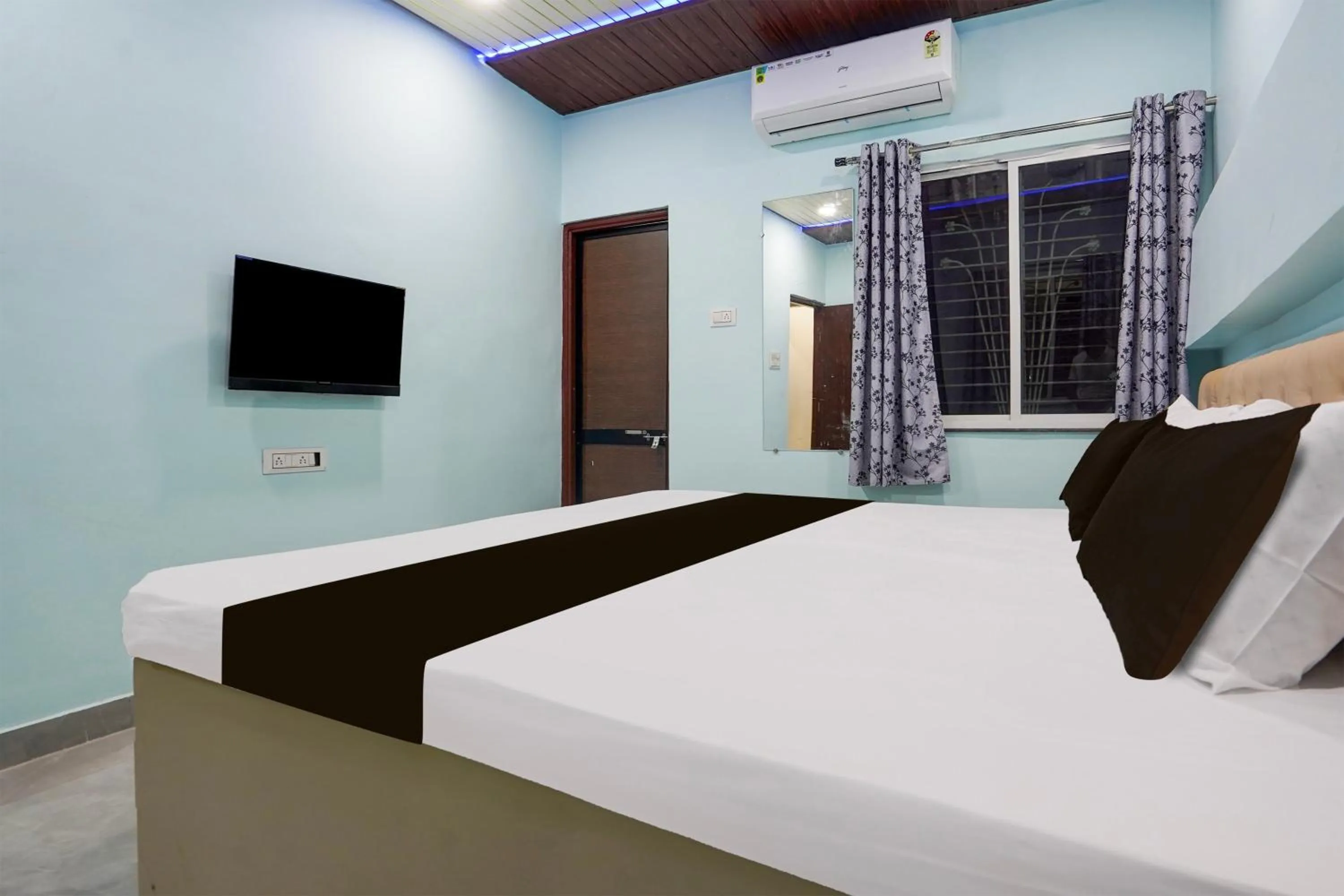 Bedroom, Bed in Hotel O JANNAT