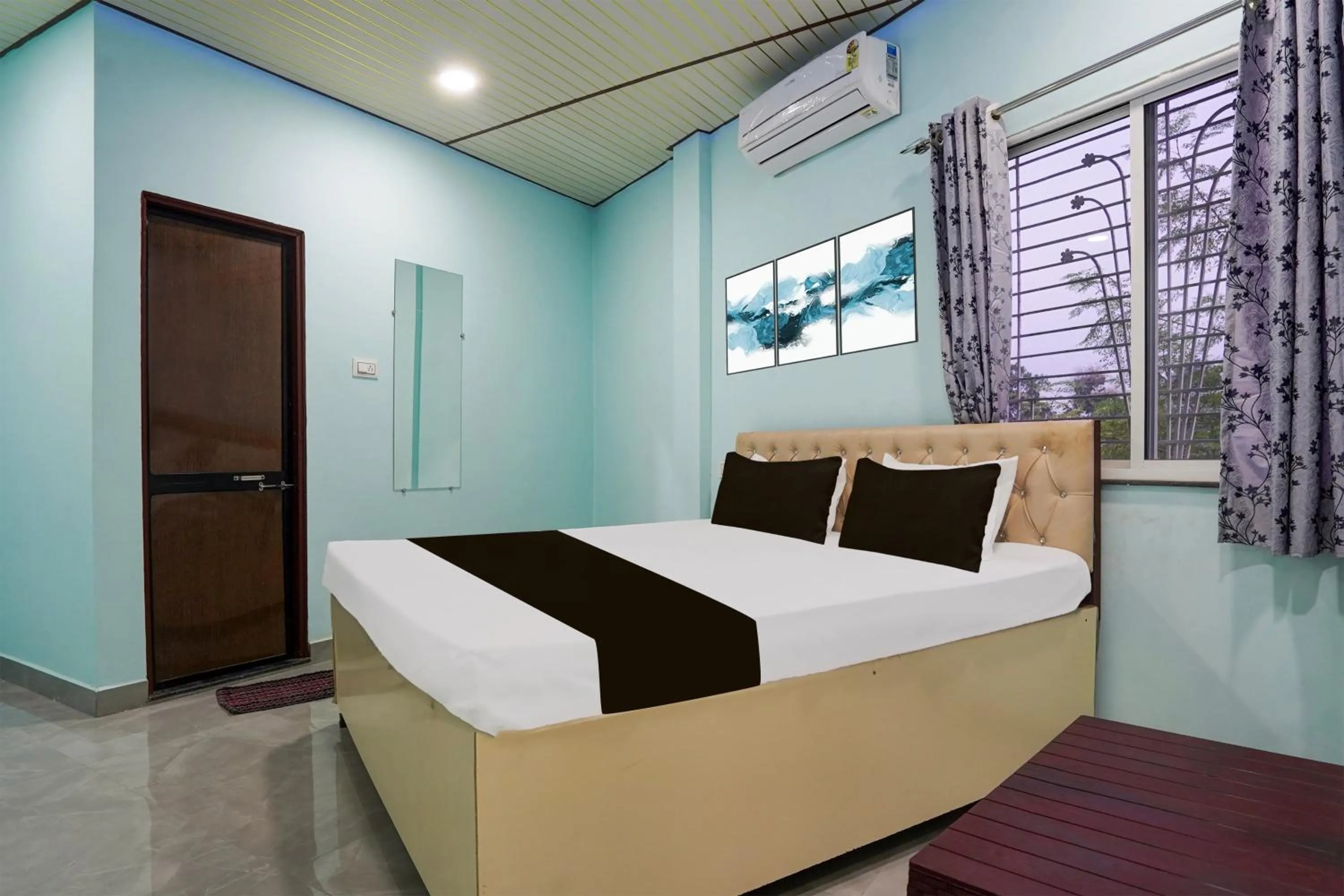 Bedroom, Bed in Hotel O JANNAT