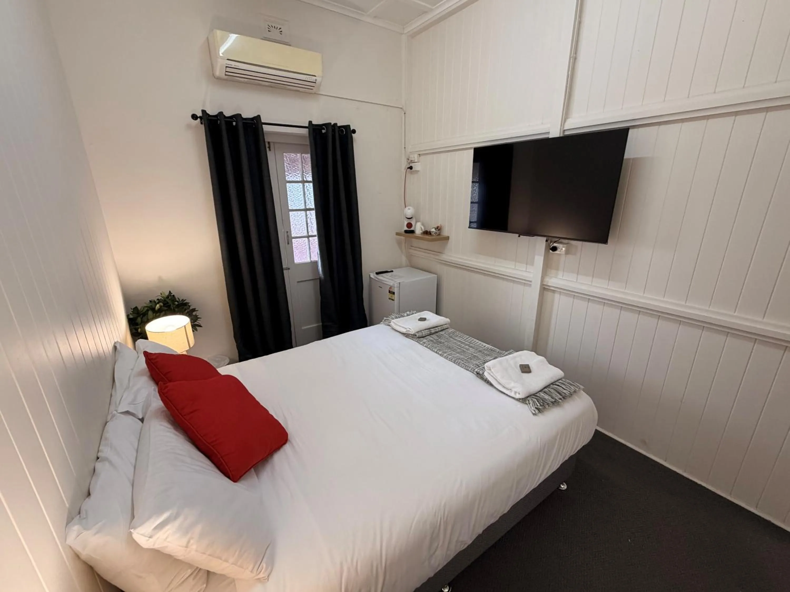 Bed in Hotel Metropole Proserpine