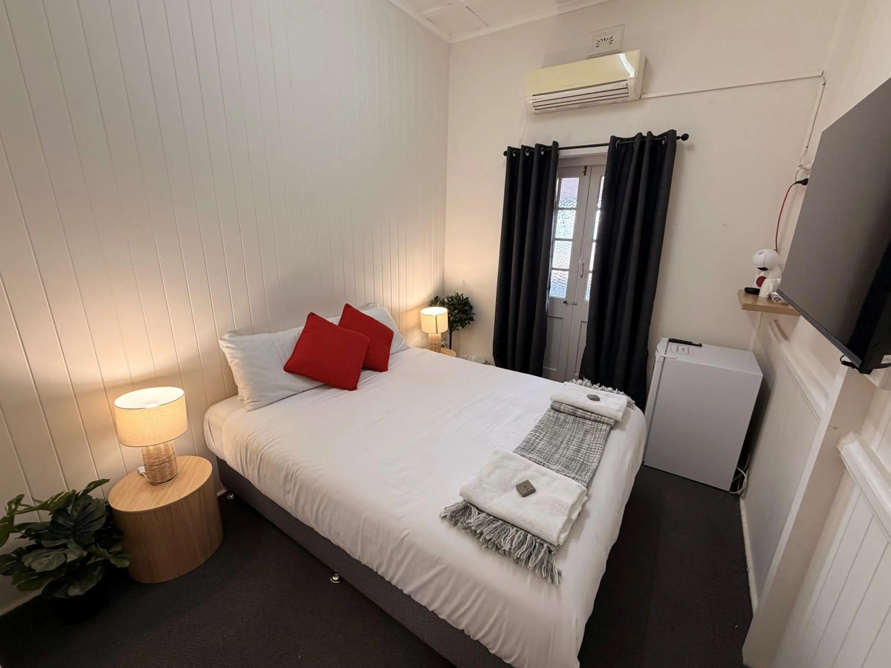 Bed in Hotel Metropole Proserpine