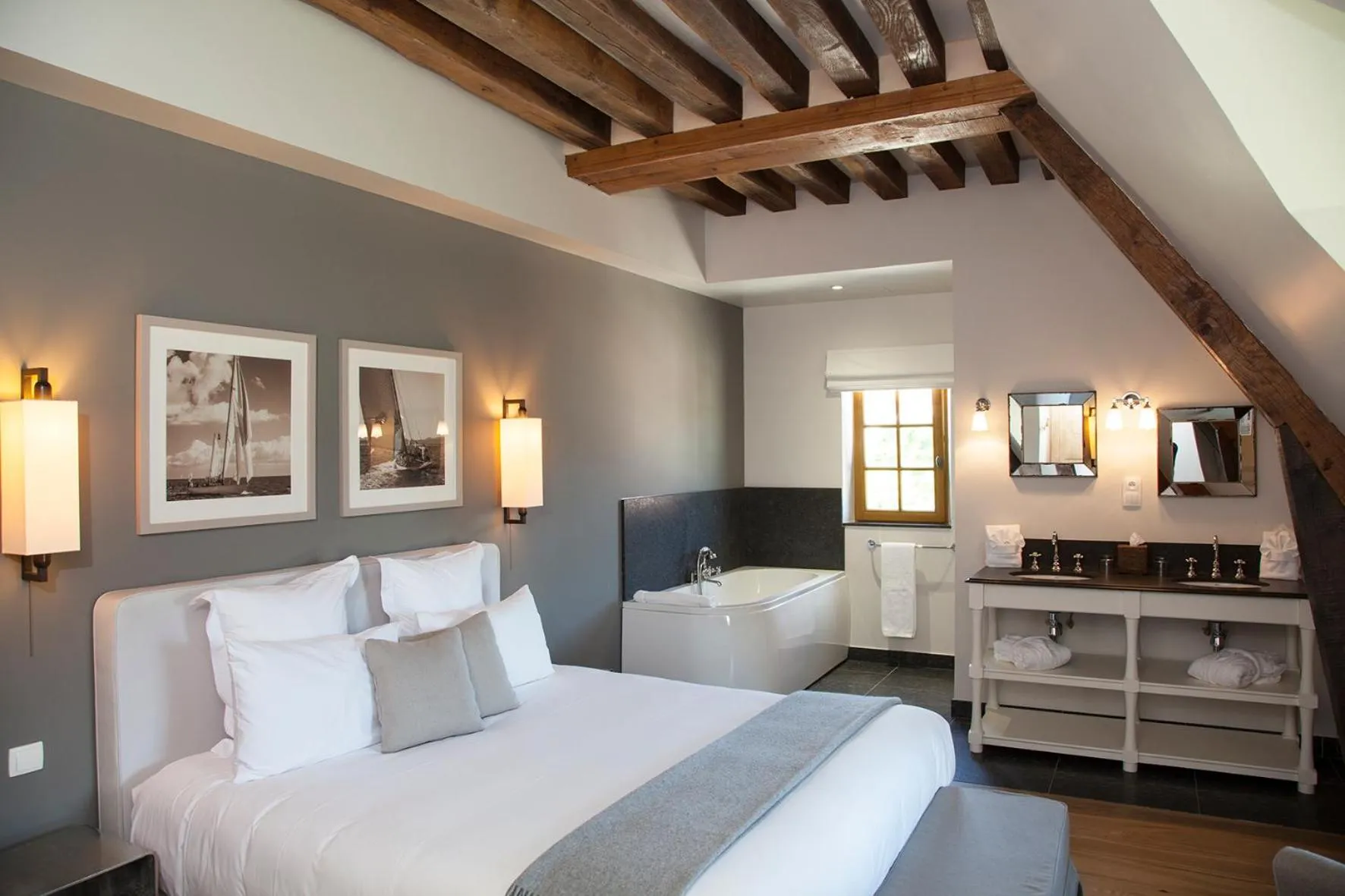 Photo of the whole room, Bed in Manoir de Surville