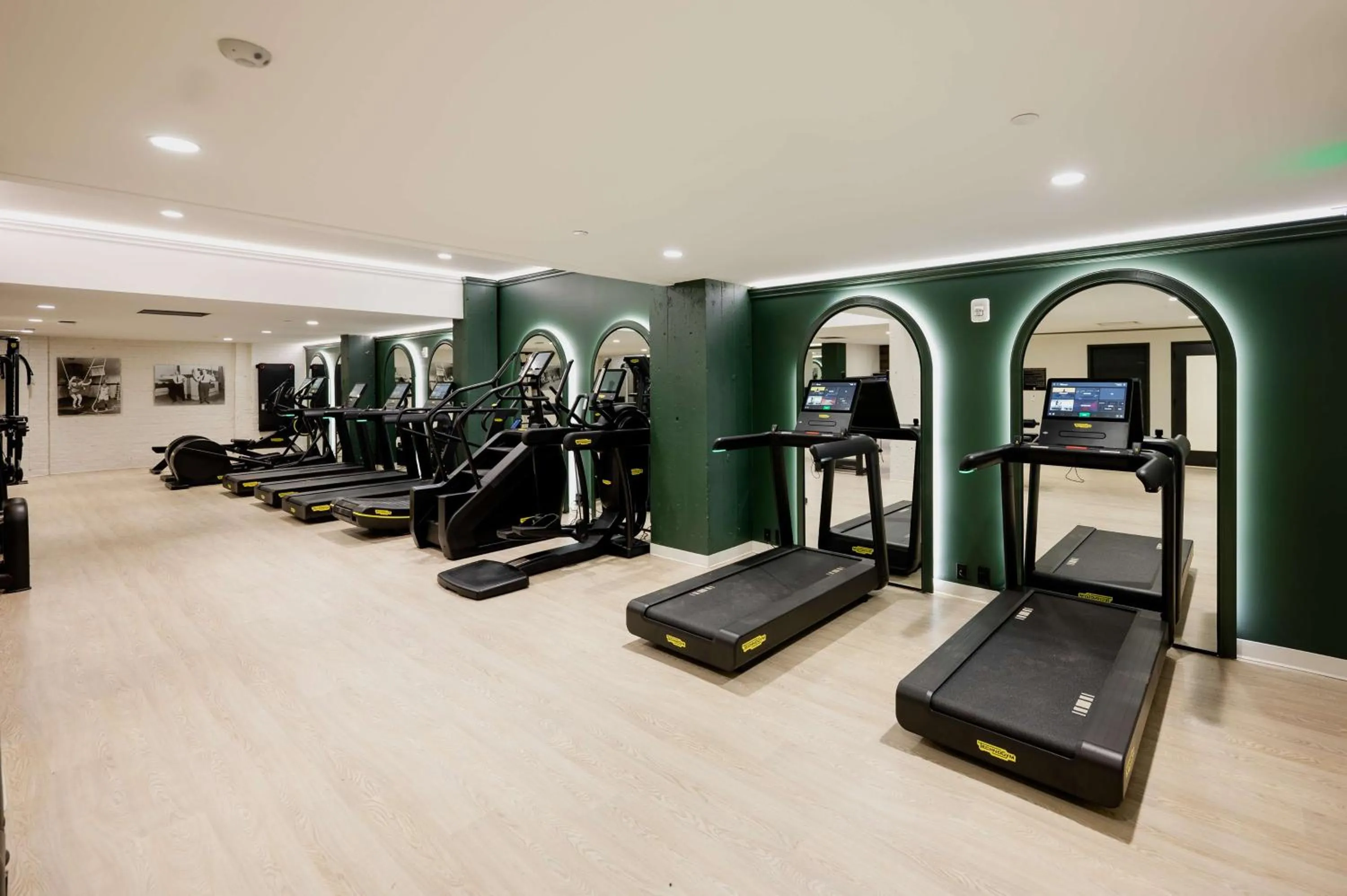 Fitness centre/facilities in Hotel Fort Des Moines, Curio Collection By Hilton