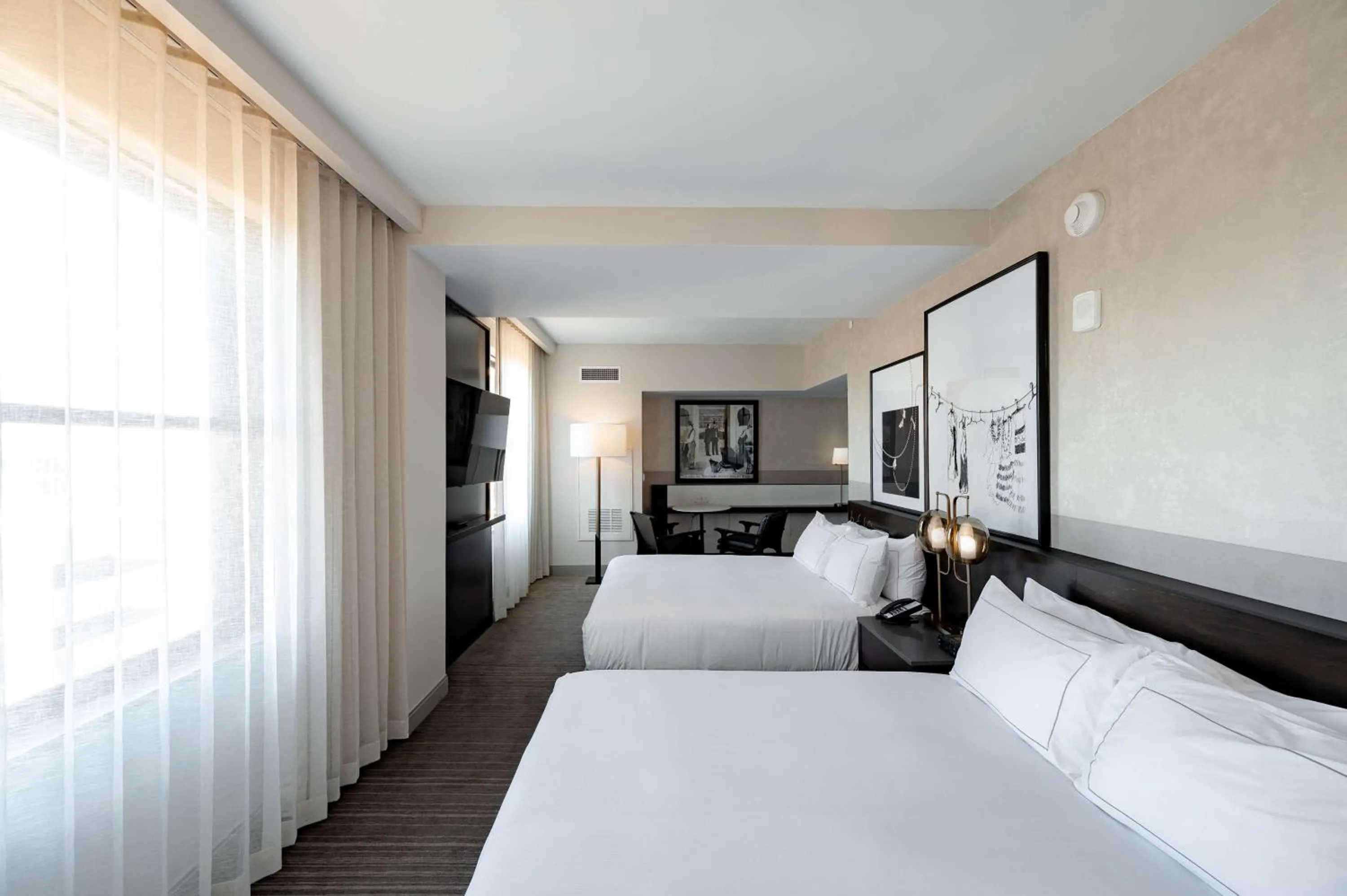 Bed in Hotel Fort Des Moines, Curio Collection By Hilton