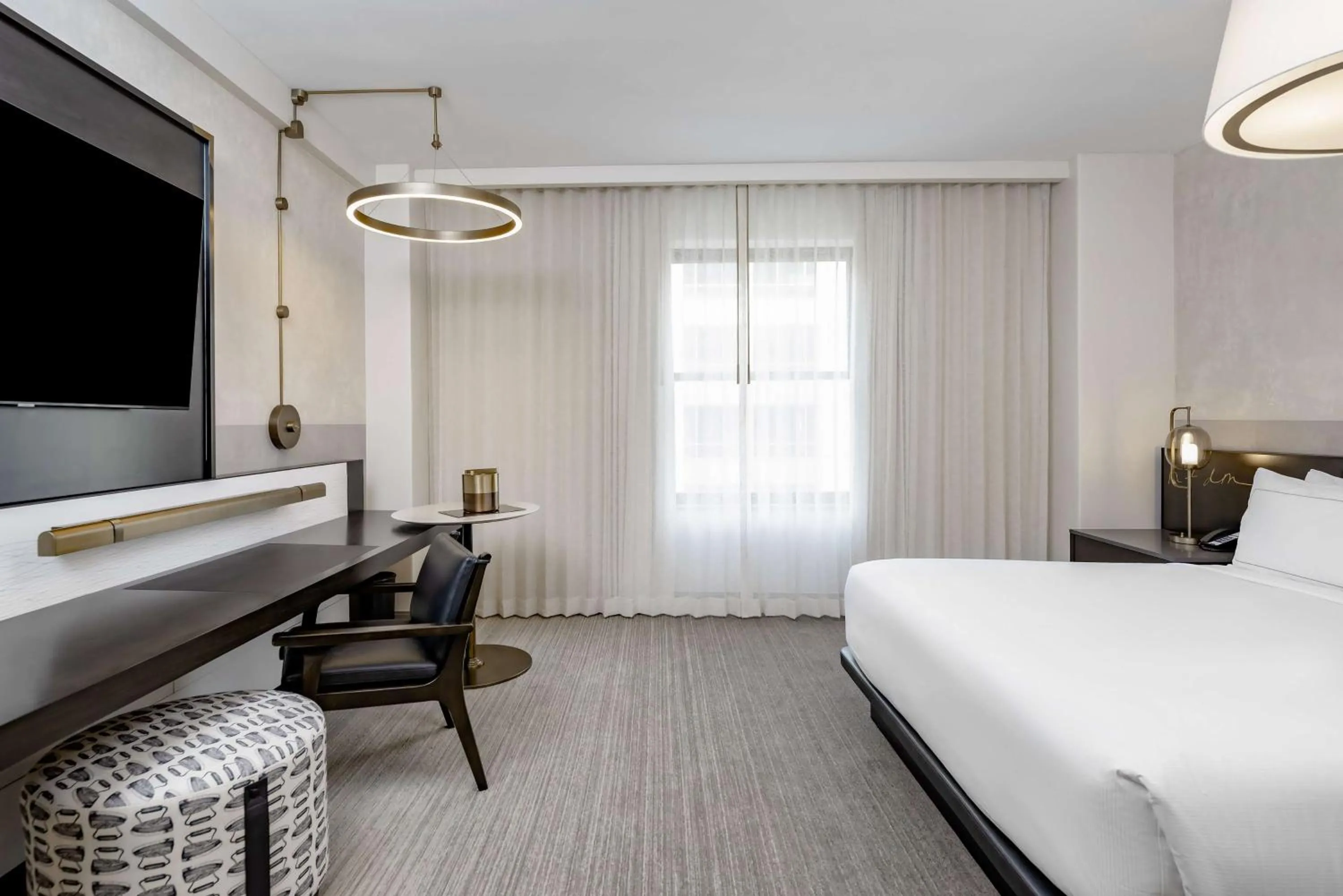 Bedroom, Bed in Hotel Fort Des Moines, Curio Collection By Hilton