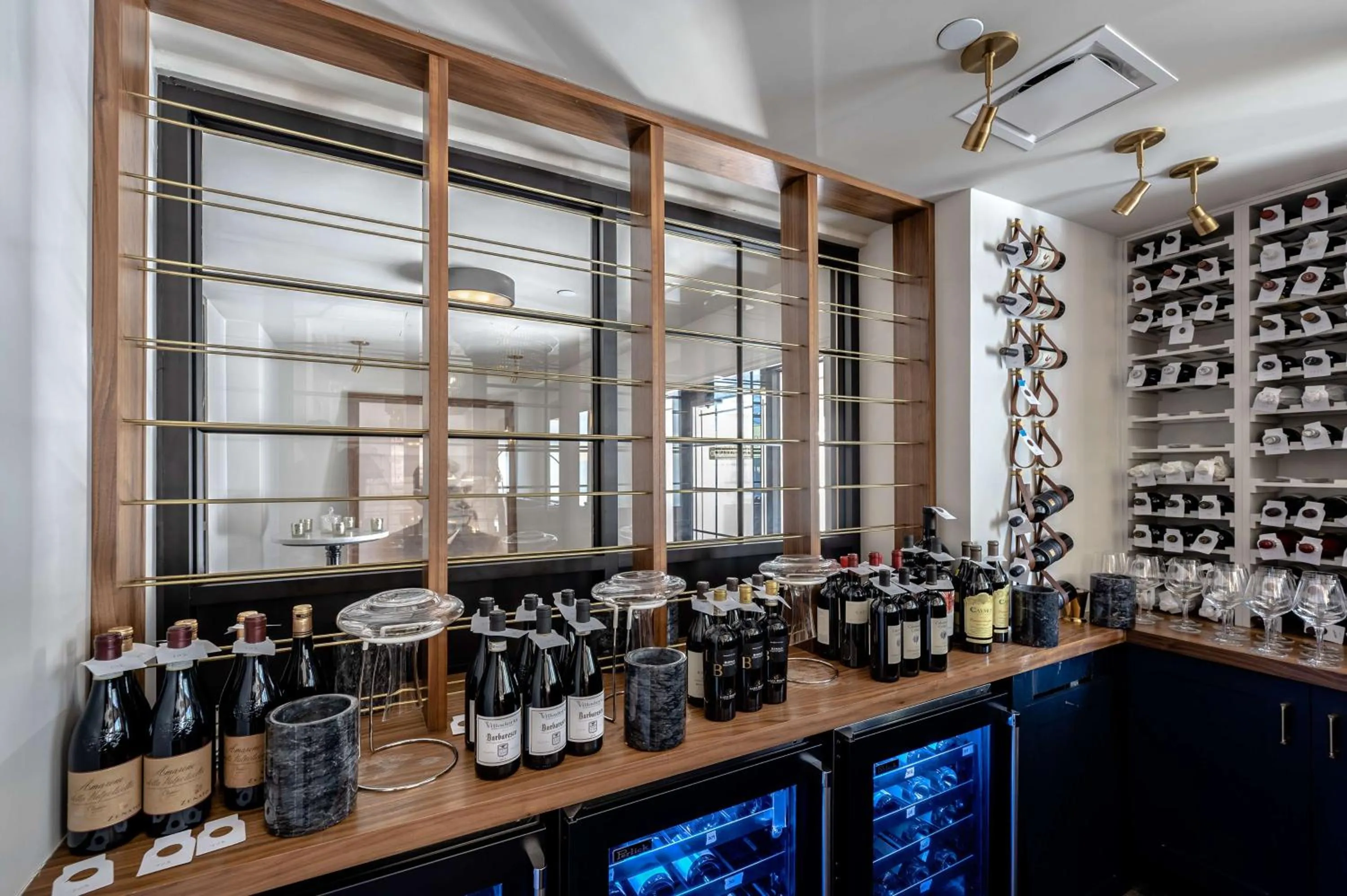 Lounge or bar in Hotel Fort Des Moines, Curio Collection By Hilton