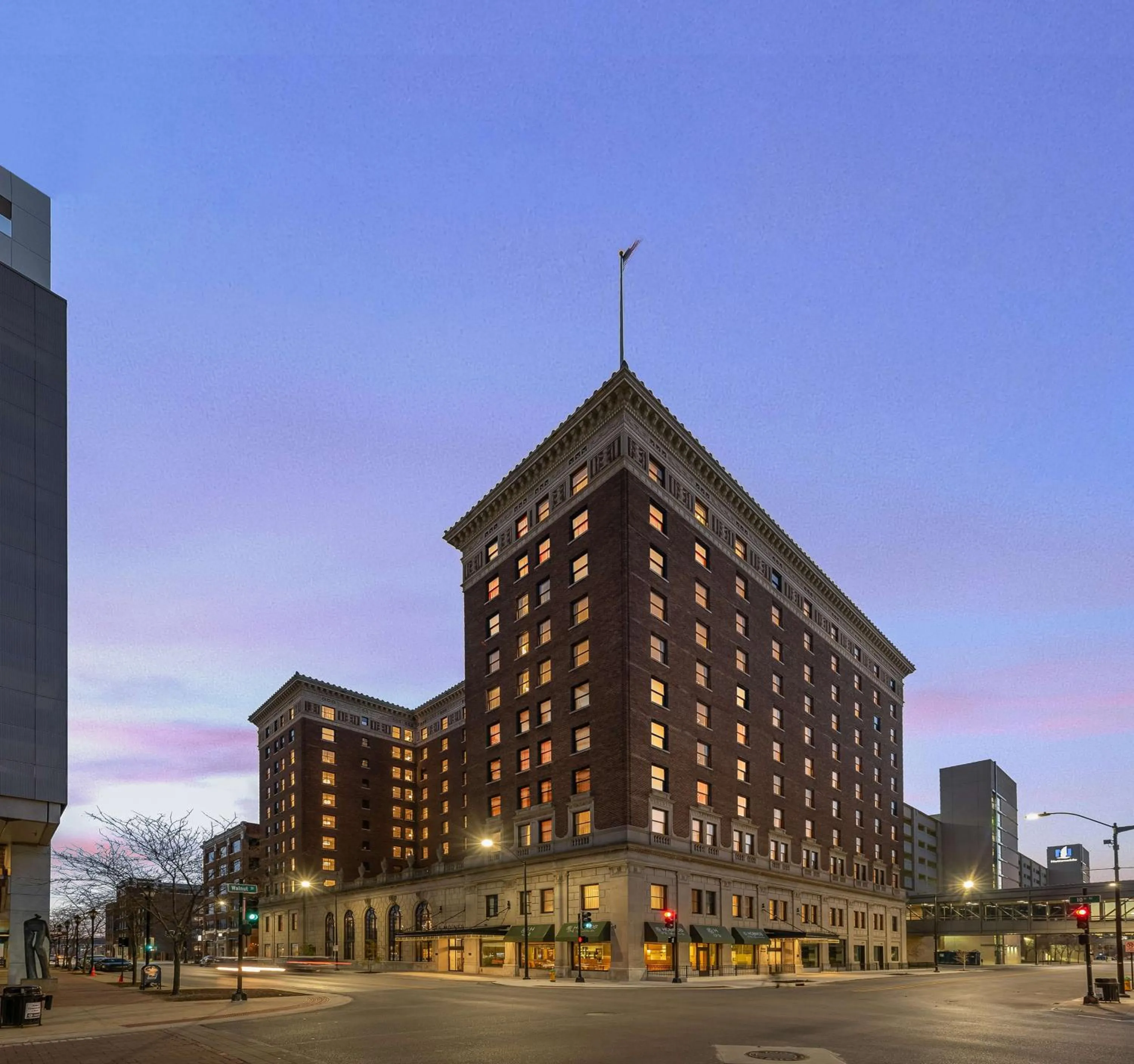 Property building in Hotel Fort Des Moines, Curio Collection By Hilton