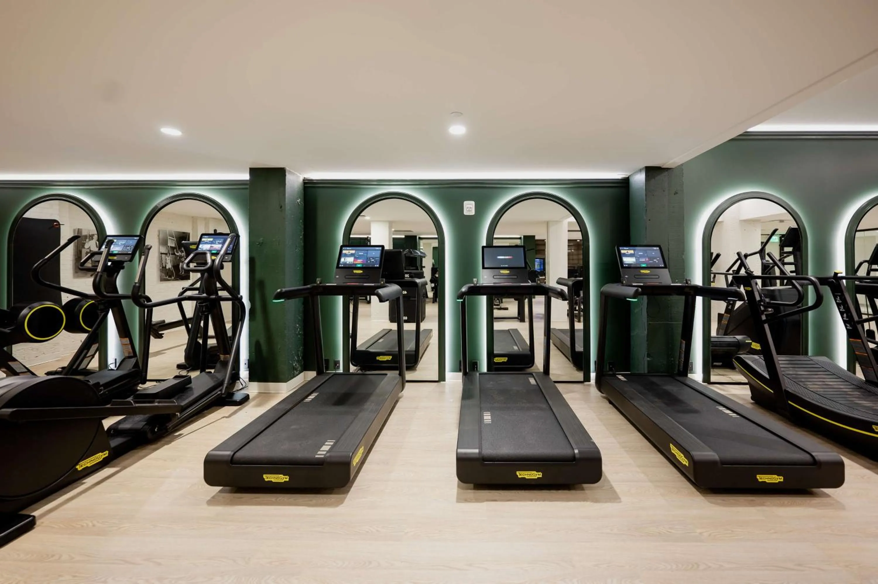 Fitness centre/facilities in Hotel Fort Des Moines, Curio Collection By Hilton