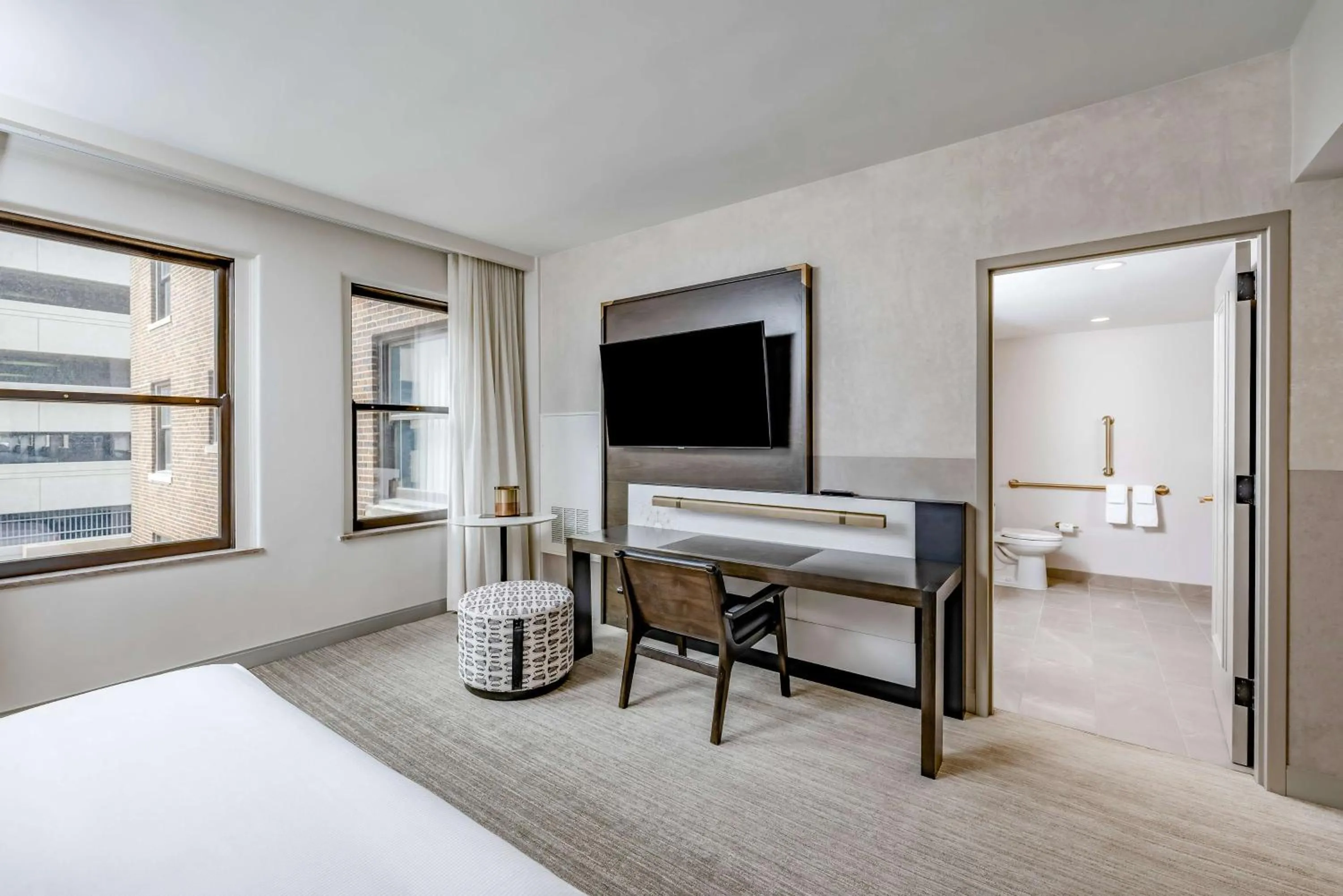 Bedroom, Bed in Hotel Fort Des Moines, Curio Collection By Hilton