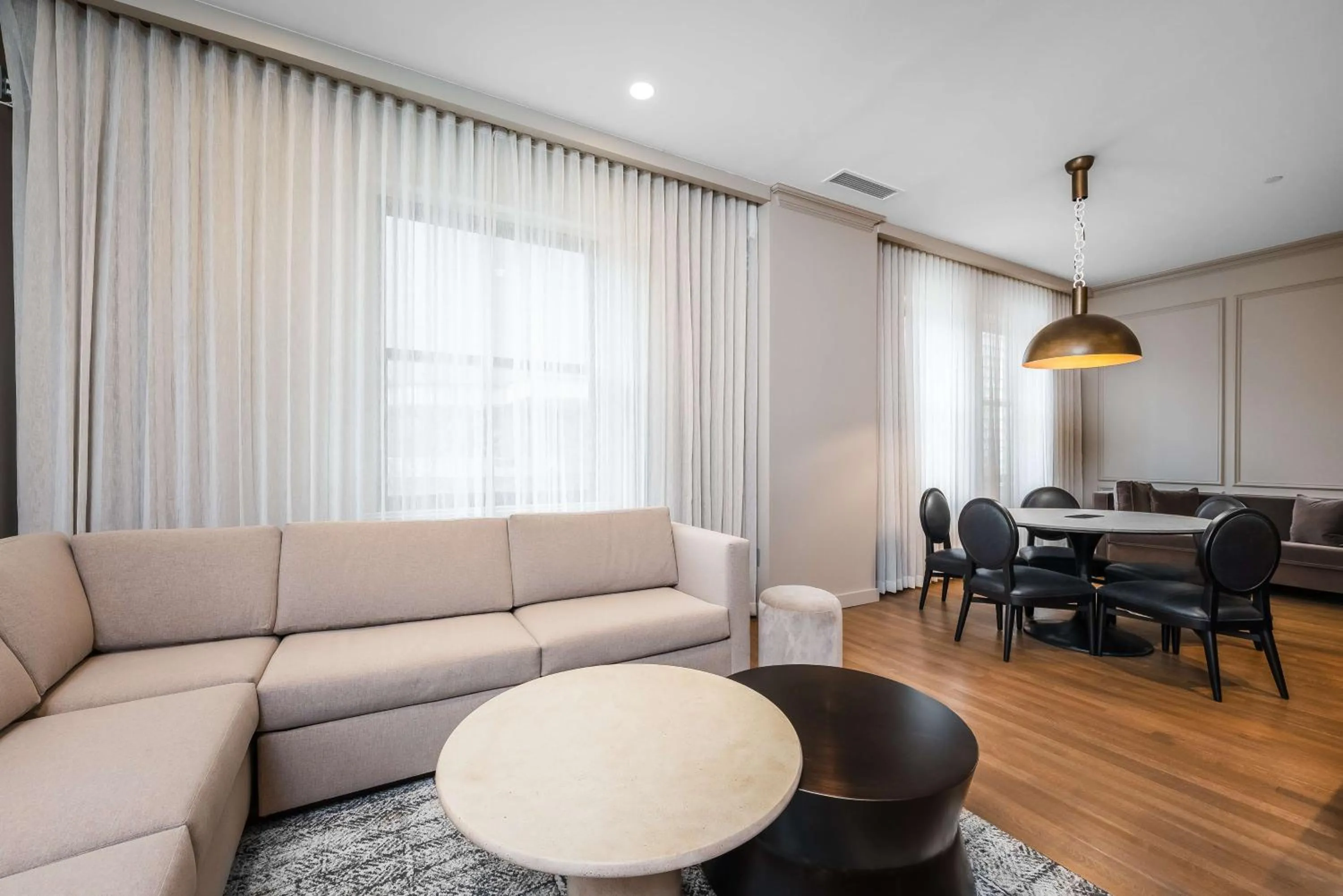 Living room in Hotel Fort Des Moines, Curio Collection By Hilton