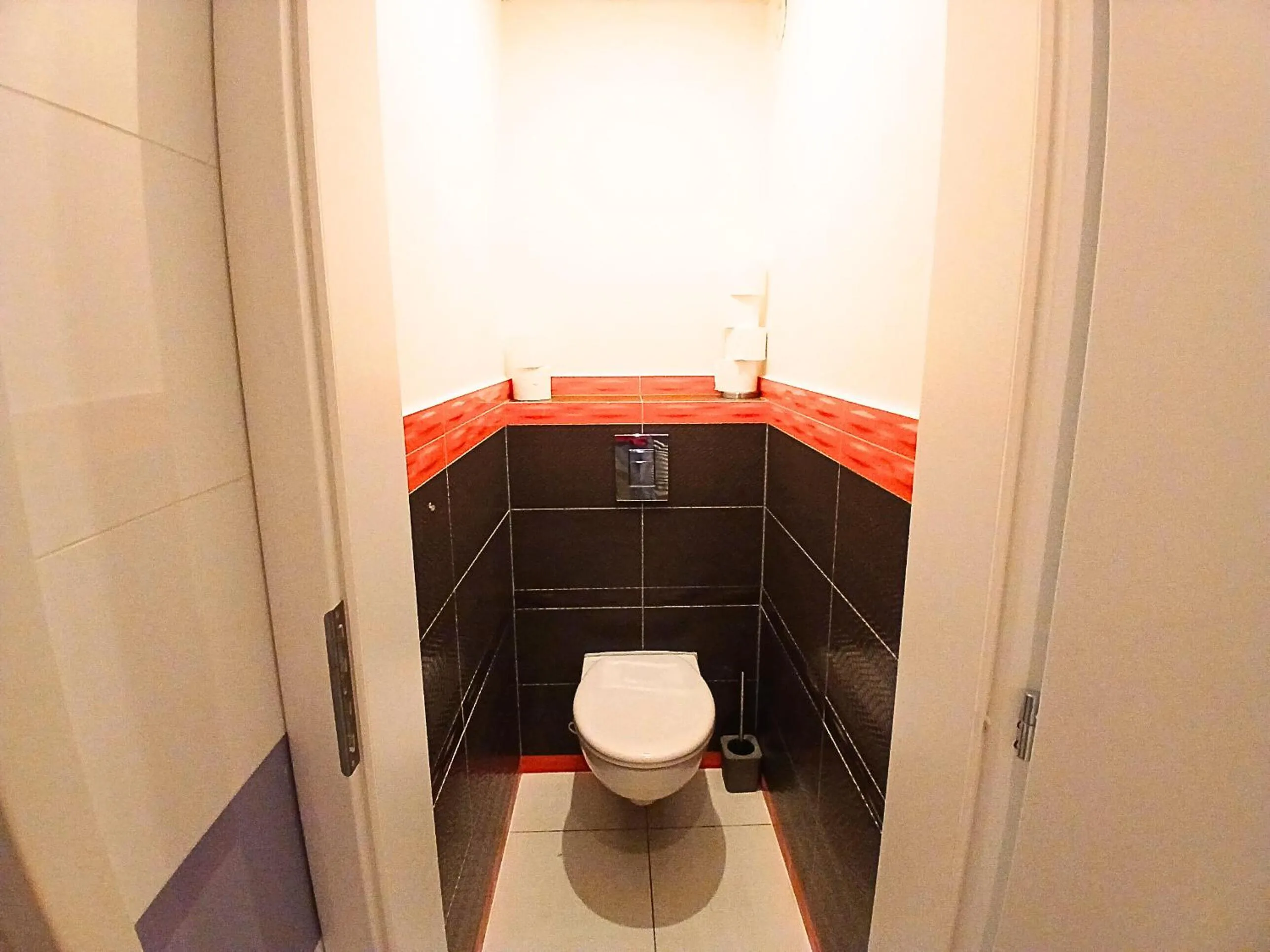 Toilet in Dimael Hostel & Apartments