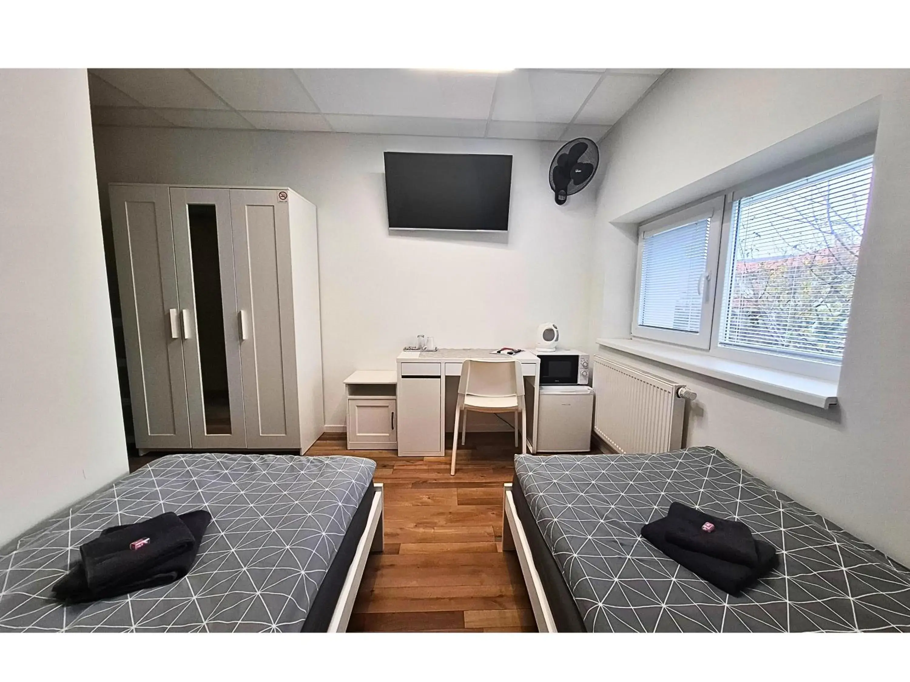 Twin Room with Bathroom - single occupancy in Dimael Hostel & Apartments Twin Room with Bathroom - single occupancy in Dimael Hostel & Apartments