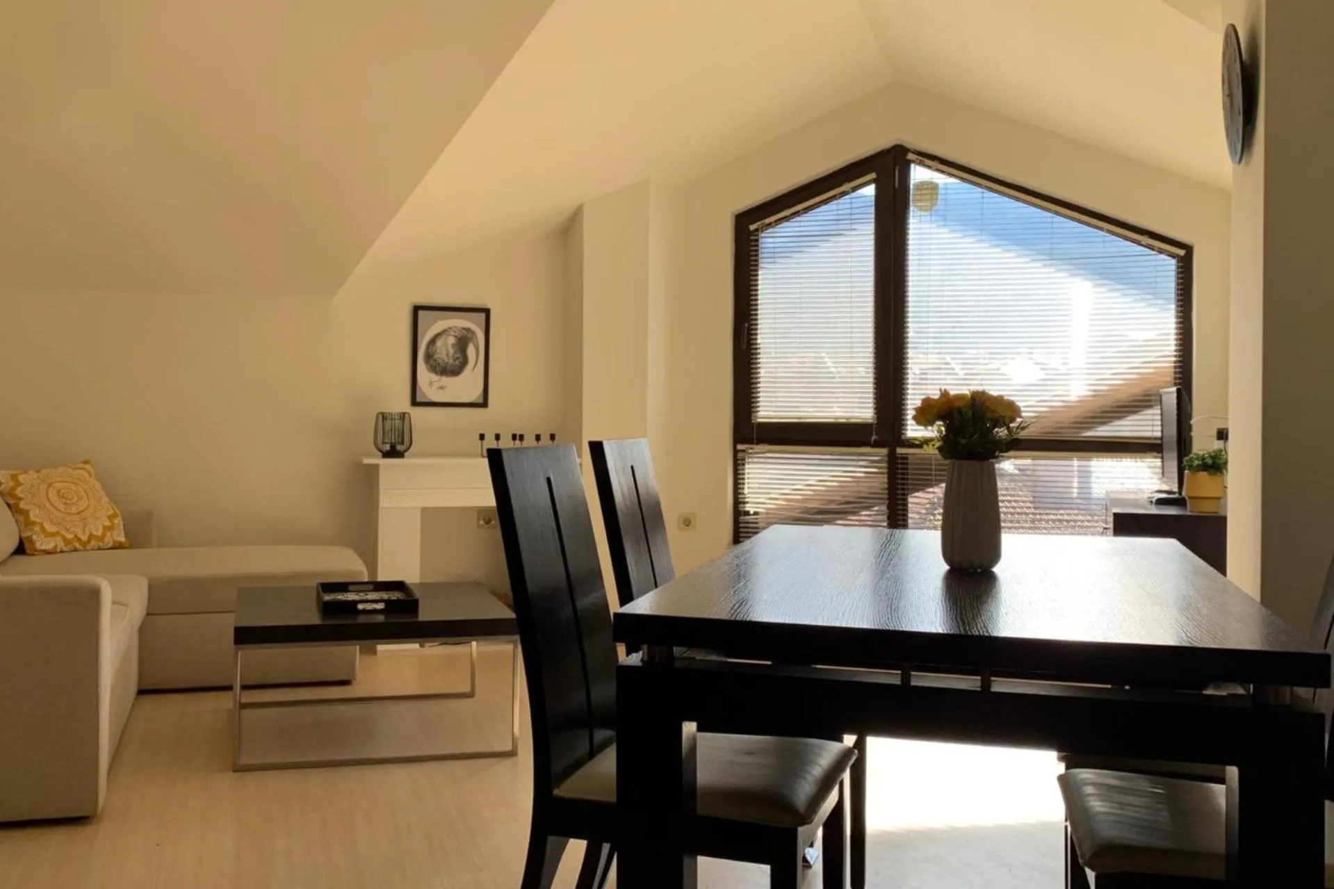 Central Art Apartment in Bansko with Mountain View
