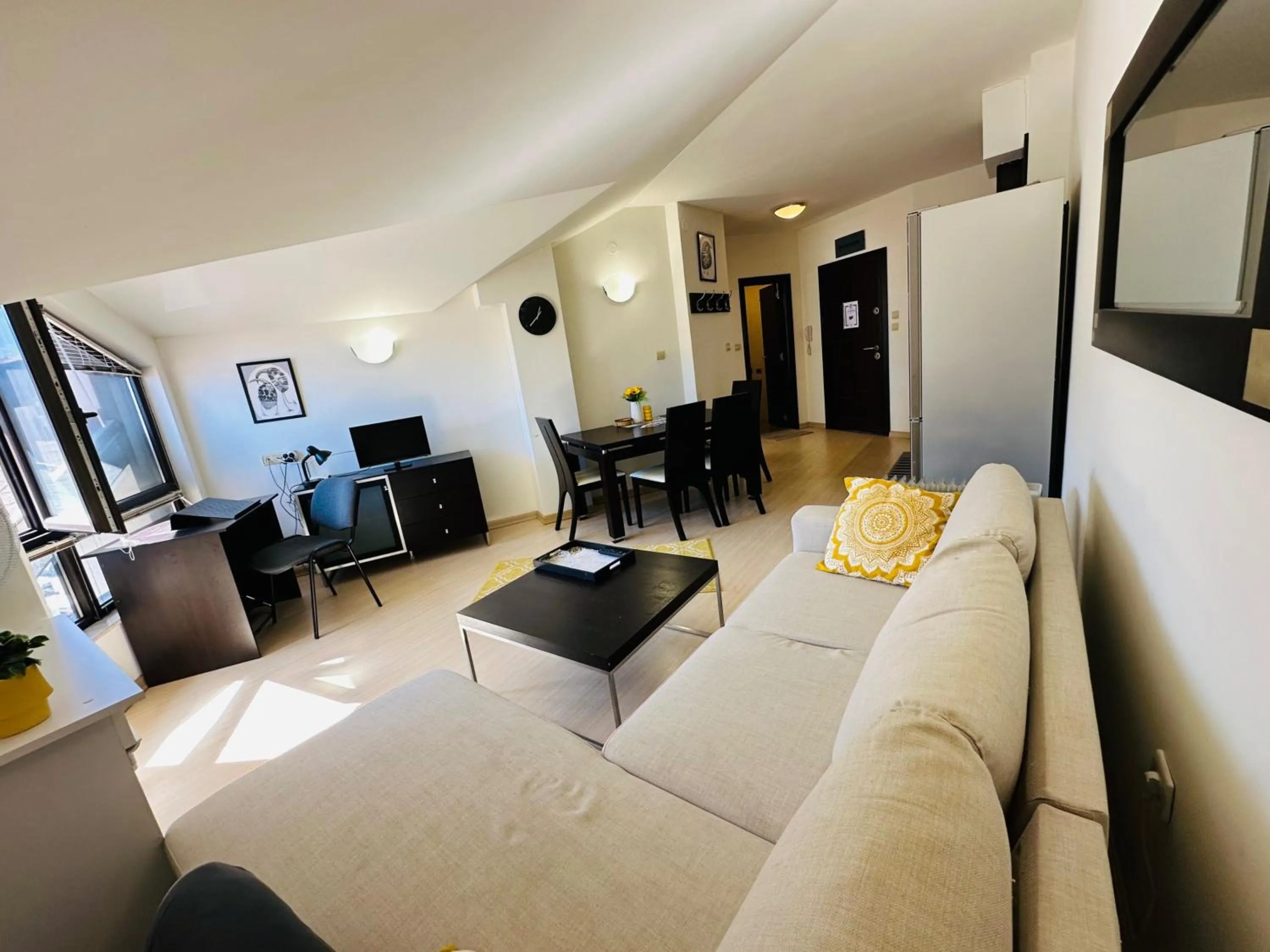 Central Art Apartment in Bansko with Mountain View