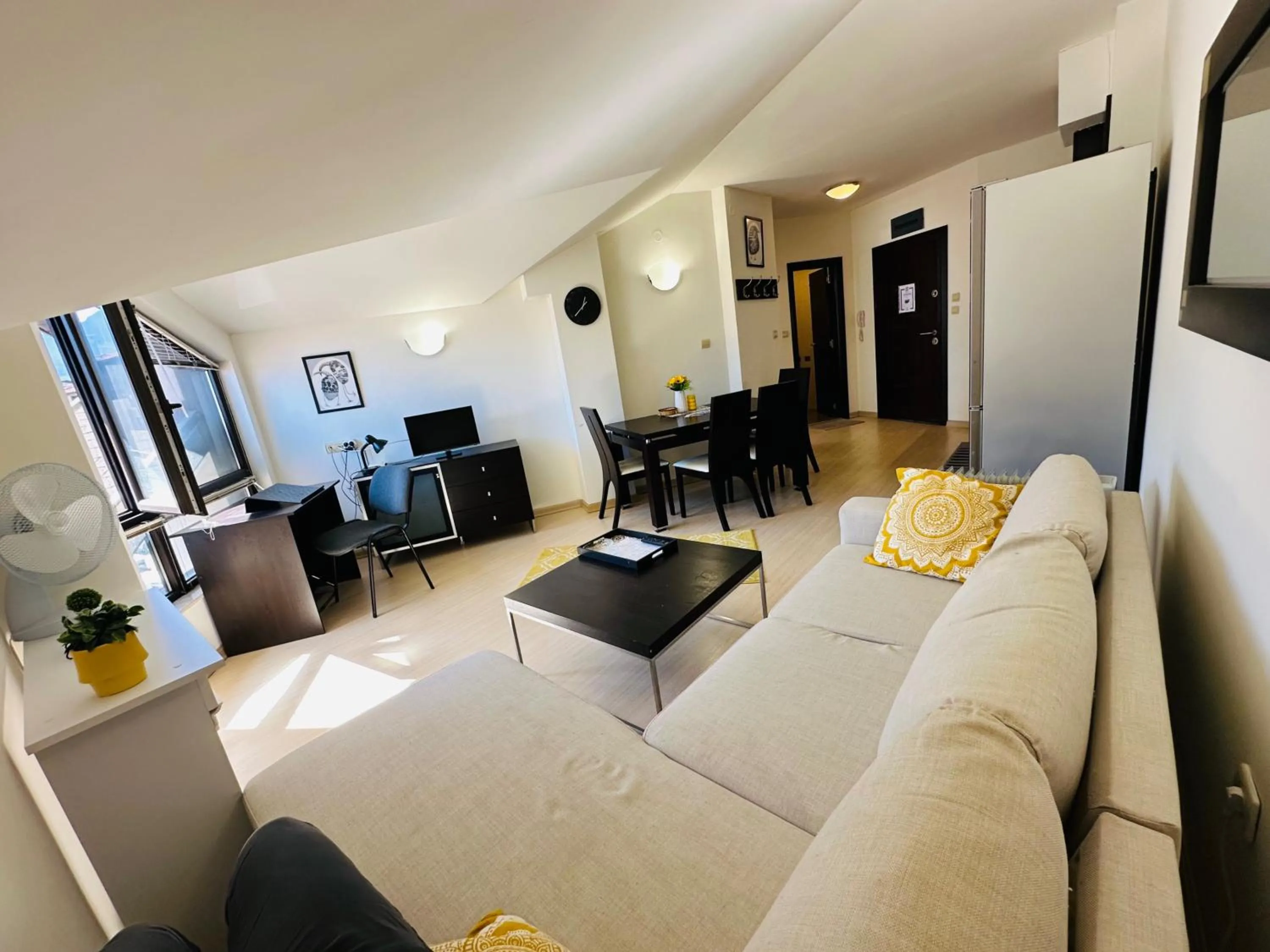 Central Art Apartment in Bansko with Mountain View