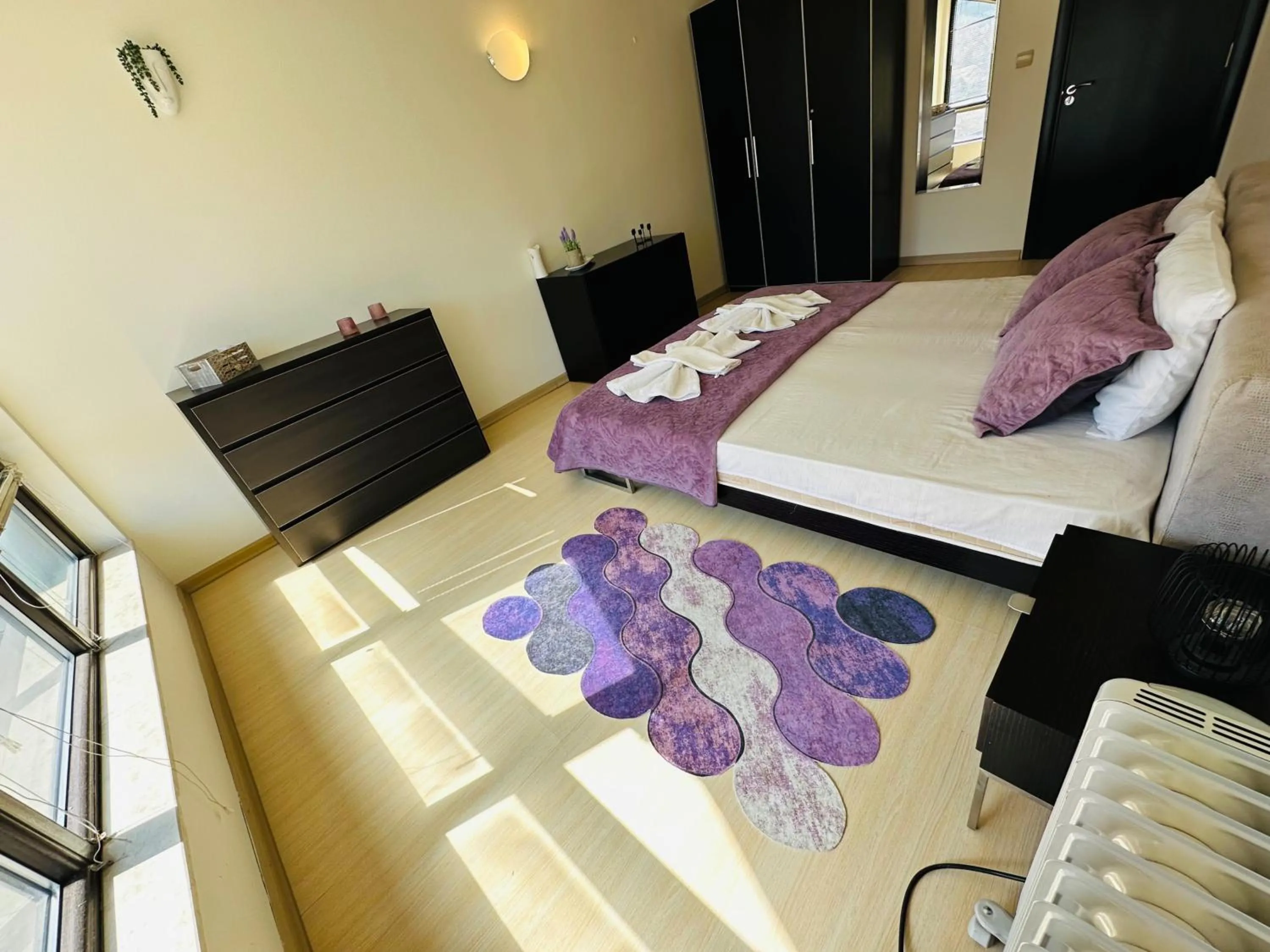 Bed in Central Art Apartment in Bansko with Mountain View