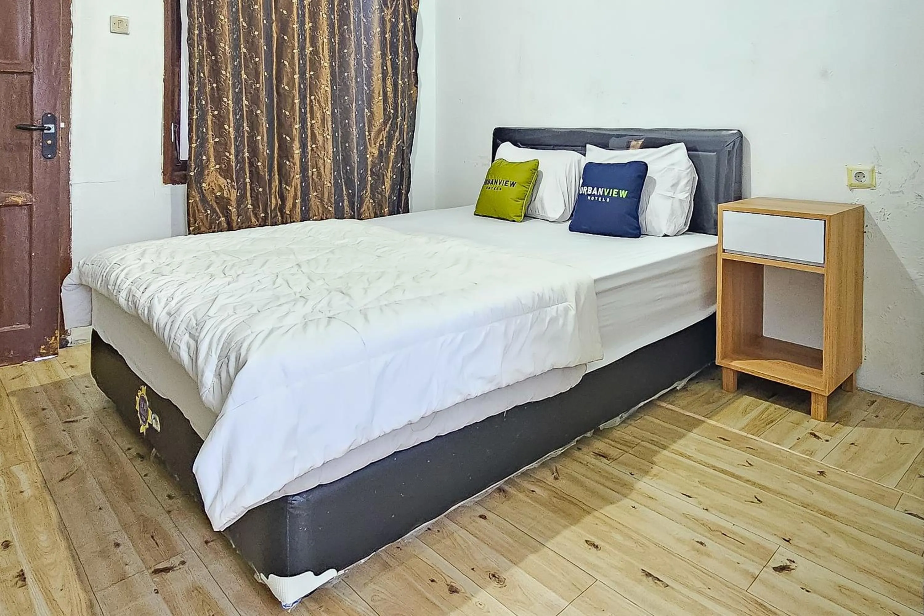 Bedroom, Bed in Urbanview Orchid Guest House