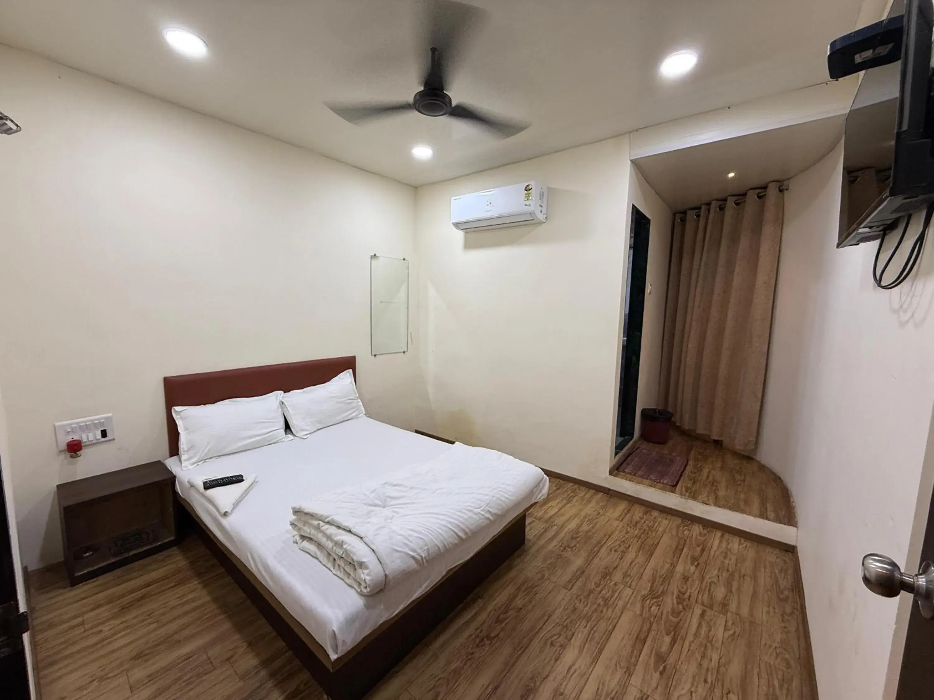 Deluxe Double Room - single occupancy in Hotel Marine Line Near Churchgate Deluxe Double Room - single occupancy in Hotel Marine Line Near Churchgate