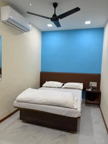 air conditioner, Bed in Hotel Marine Line Near Churchgate