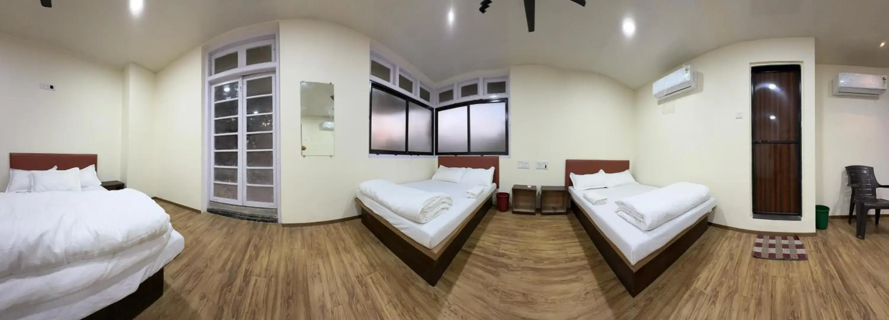 Family Room with Balcony in Hotel Marine Line Near Churchgate Family Room with Balcony in Hotel Marine Line Near Churchgate