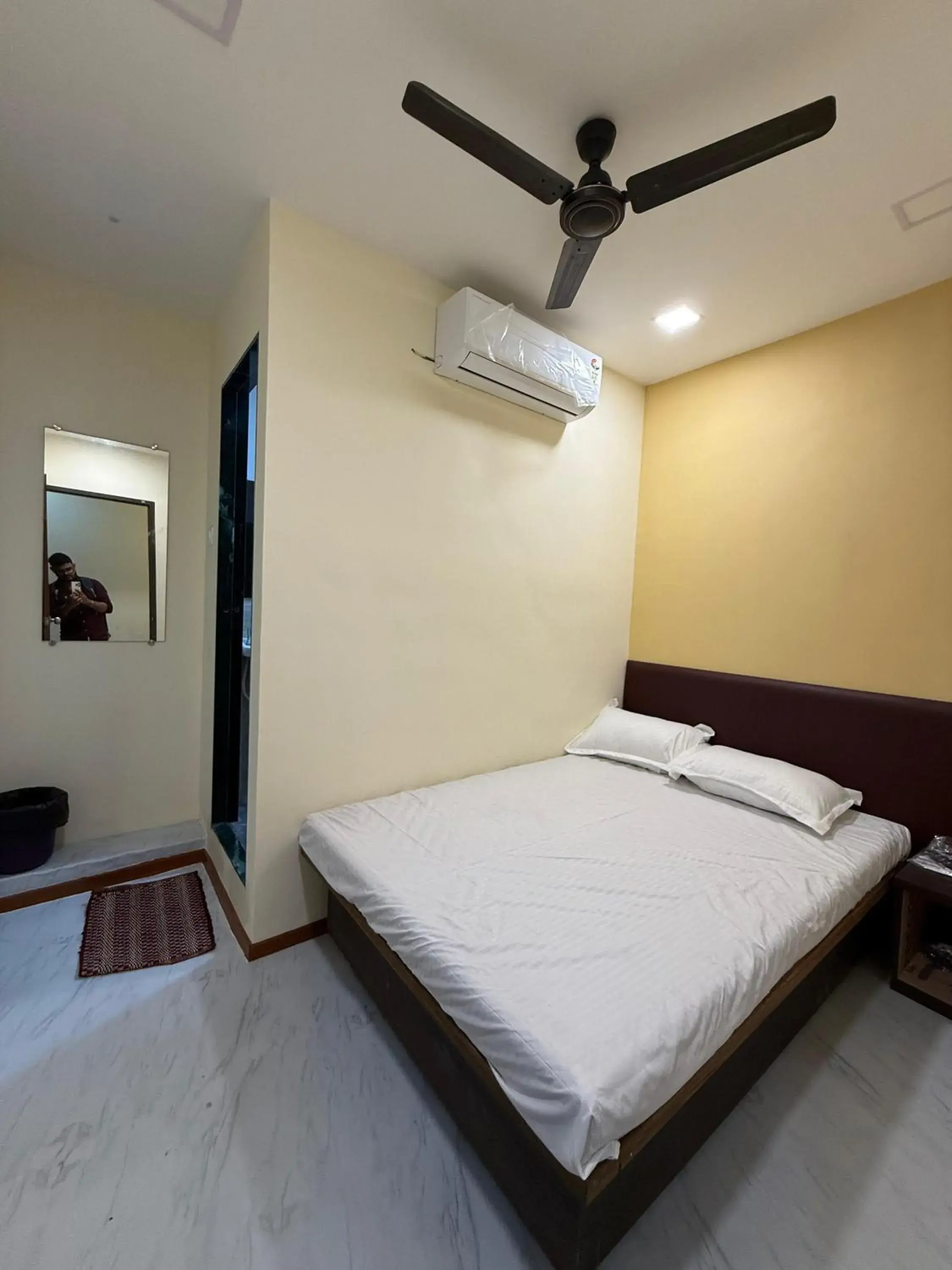 Budget Double Room in Hotel Marine Line Near Churchgate Budget Double Room in Hotel Marine Line Near Churchgate