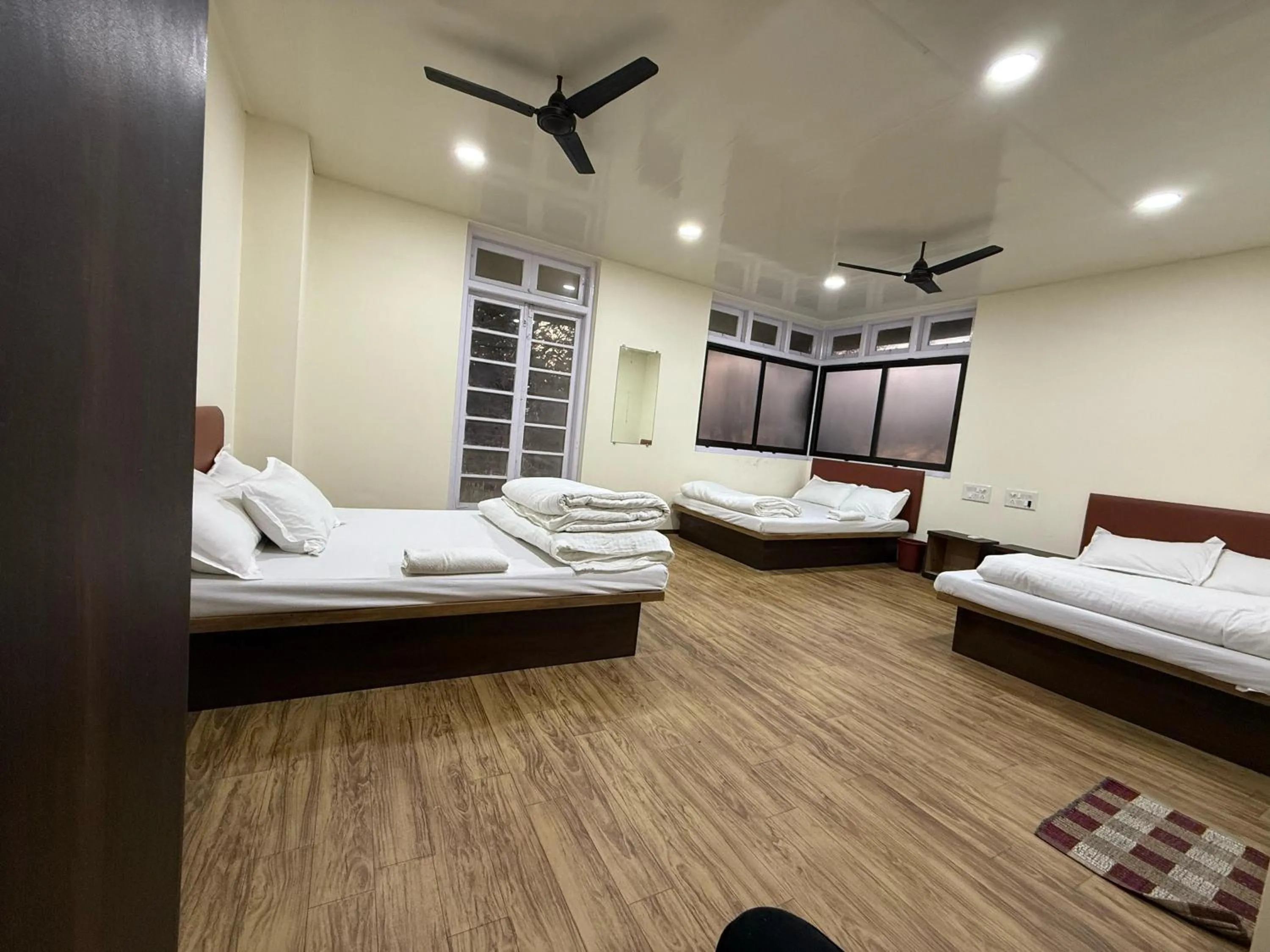 Bed in Hotel Marine Line Near Churchgate