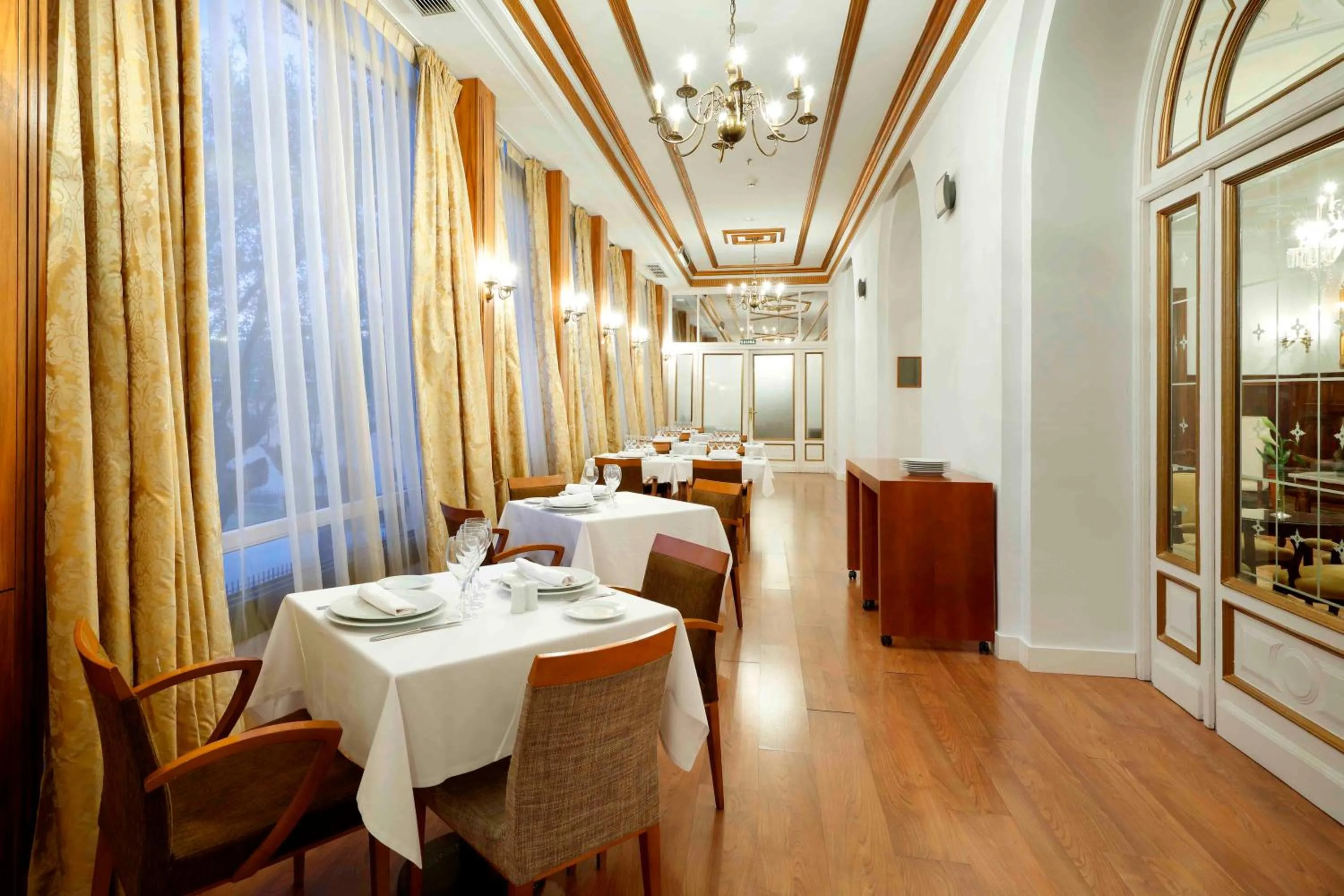 Restaurant/places to eat in Exe Victoria Palace