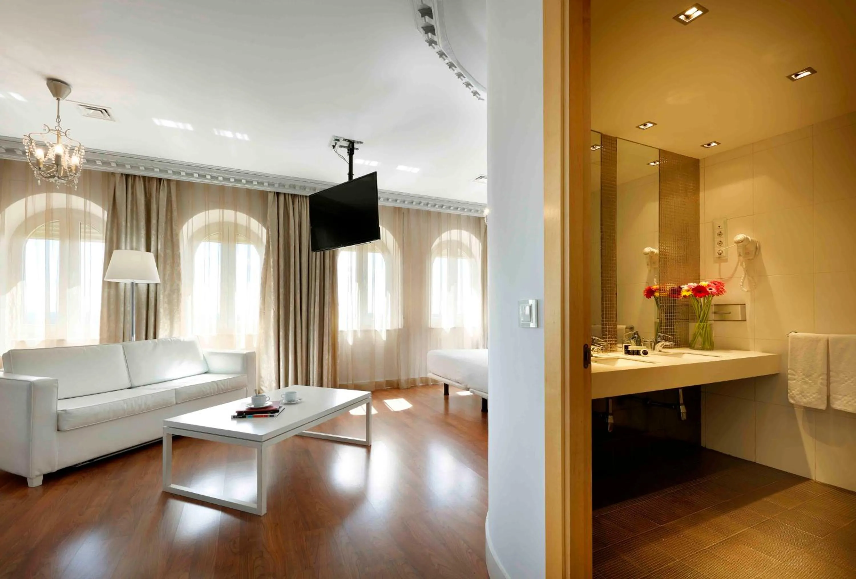 Bathroom, Bed in Exe Victoria Palace