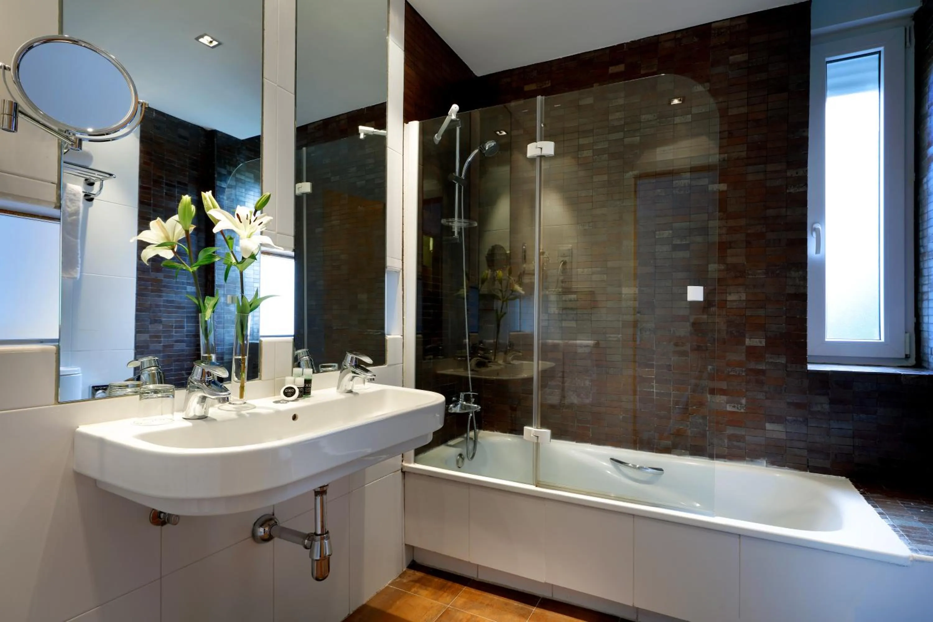 Toilet in Exe Victoria Palace