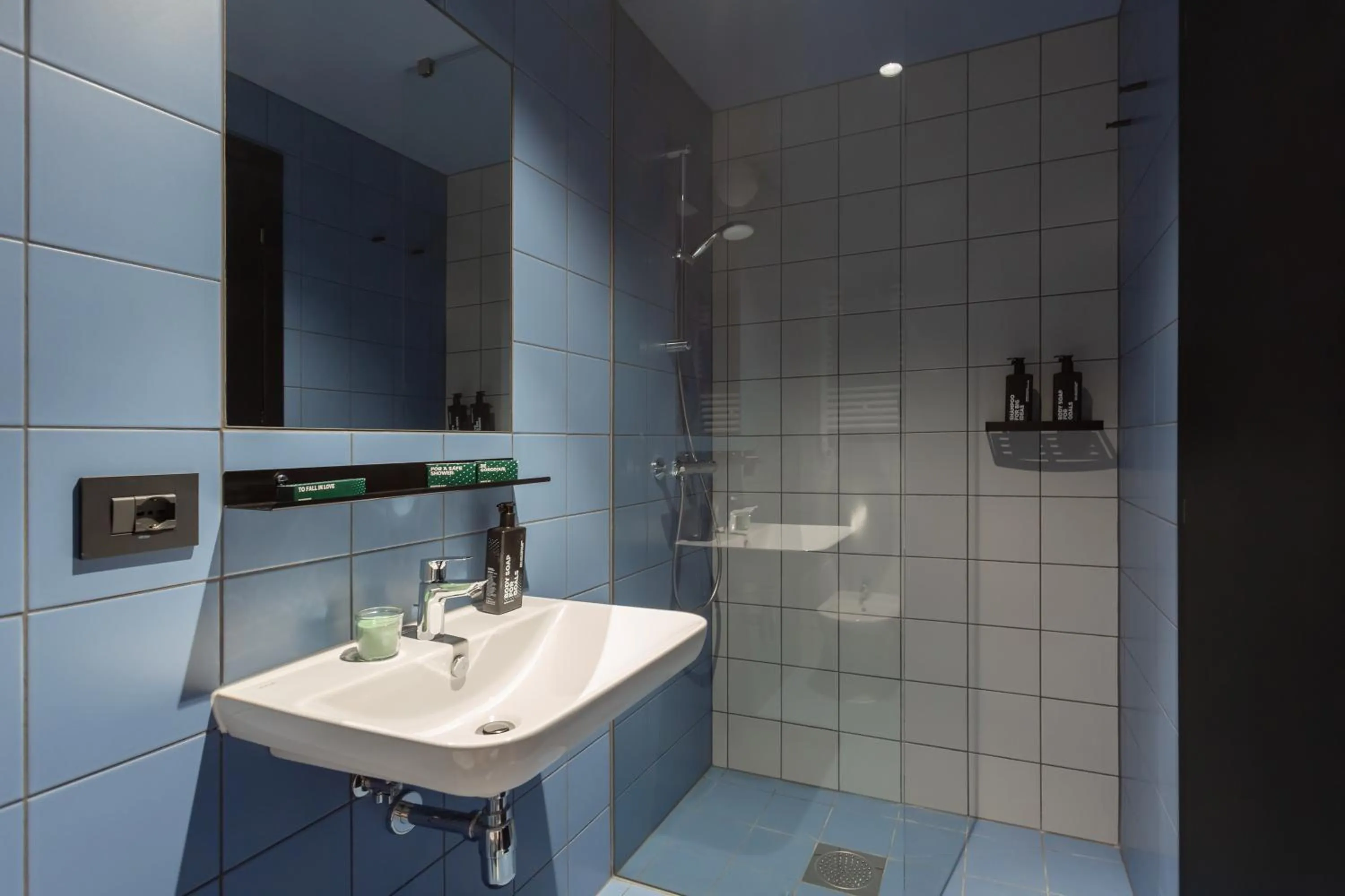 Bathroom in CX Milan NoM