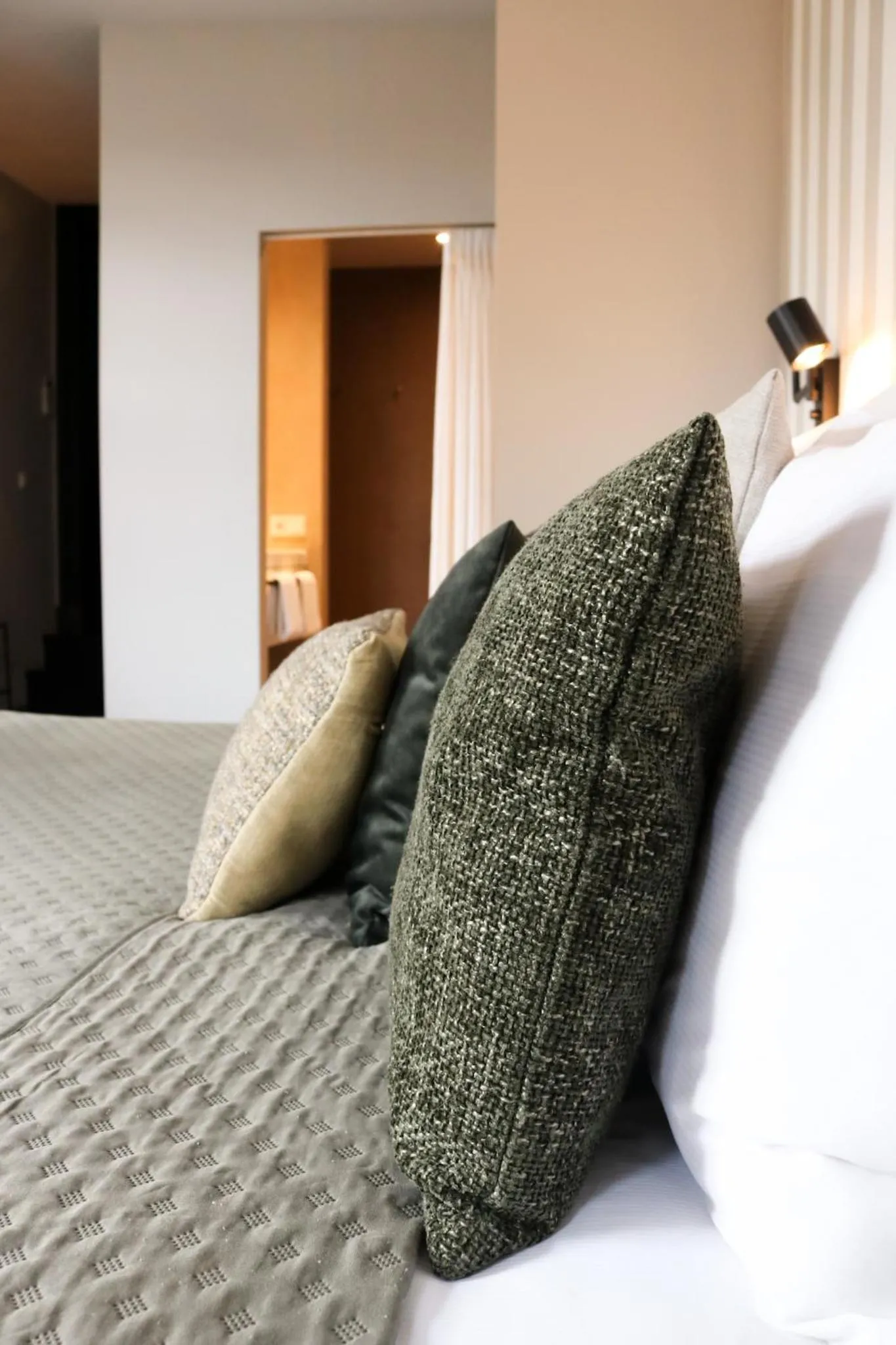 Shower, Bed in Villa V - Petit Hôtel