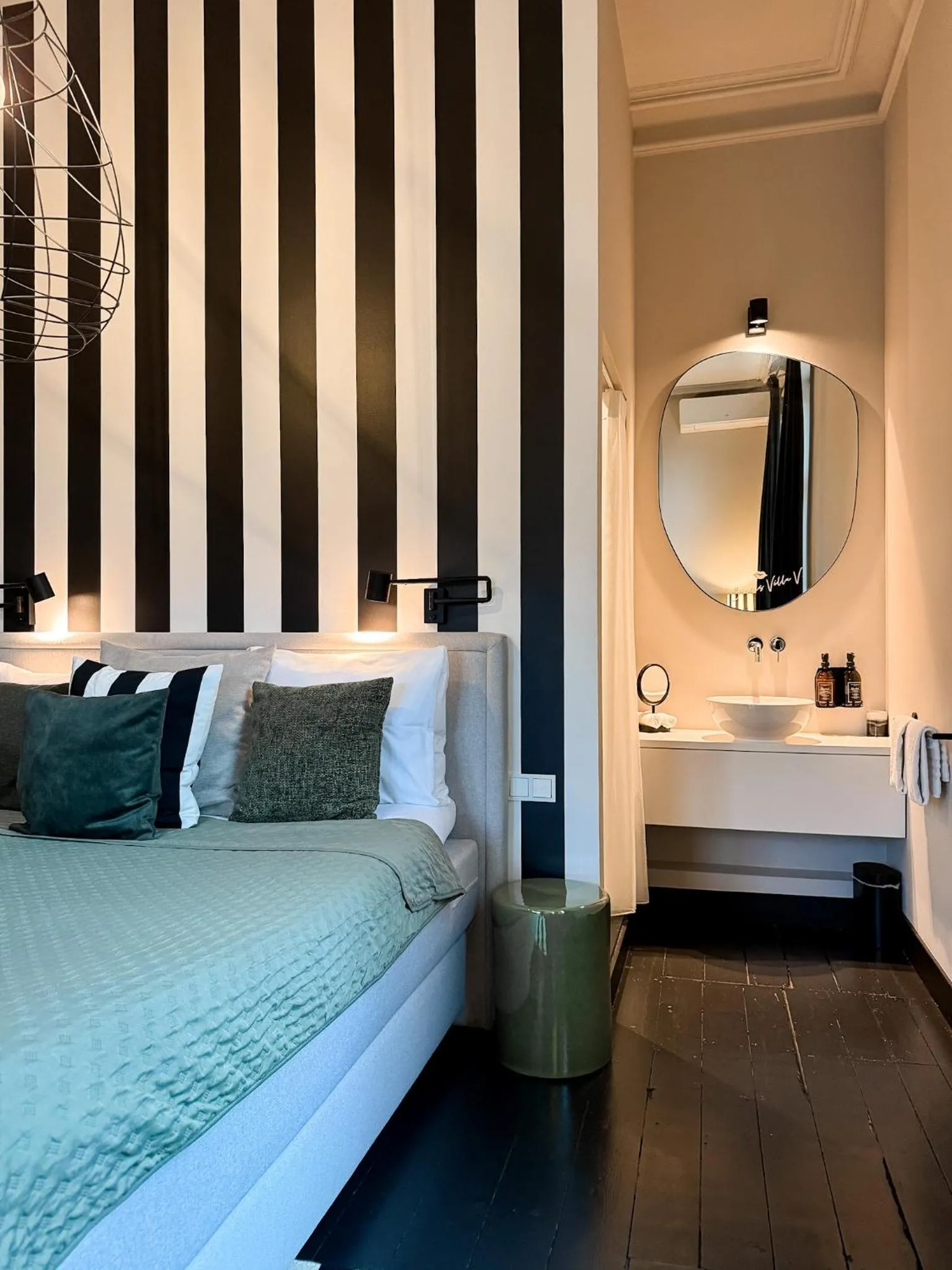 Bathroom, Bed in Villa V - Petit Hôtel