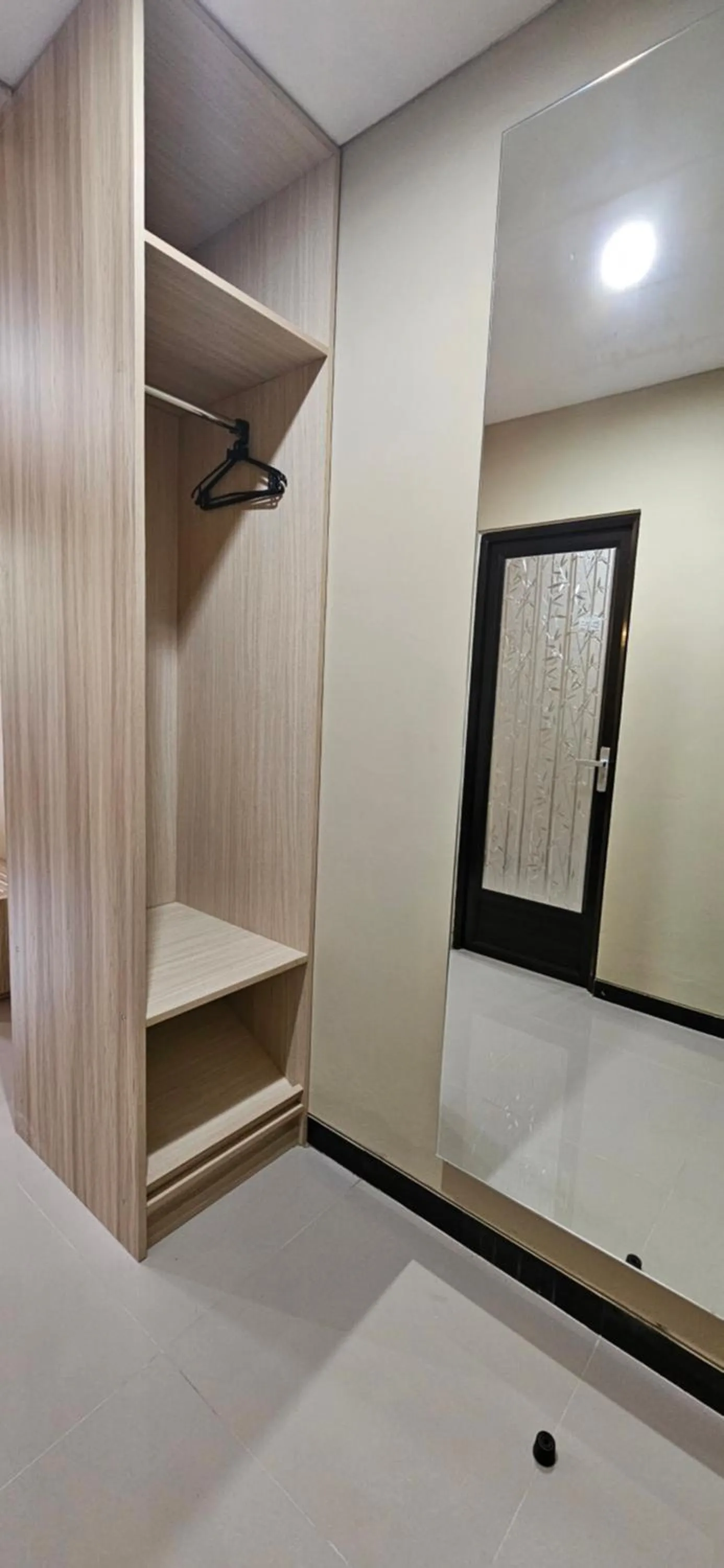wardrobe in Sunflower Hotel Syariah near Juanda Airport
